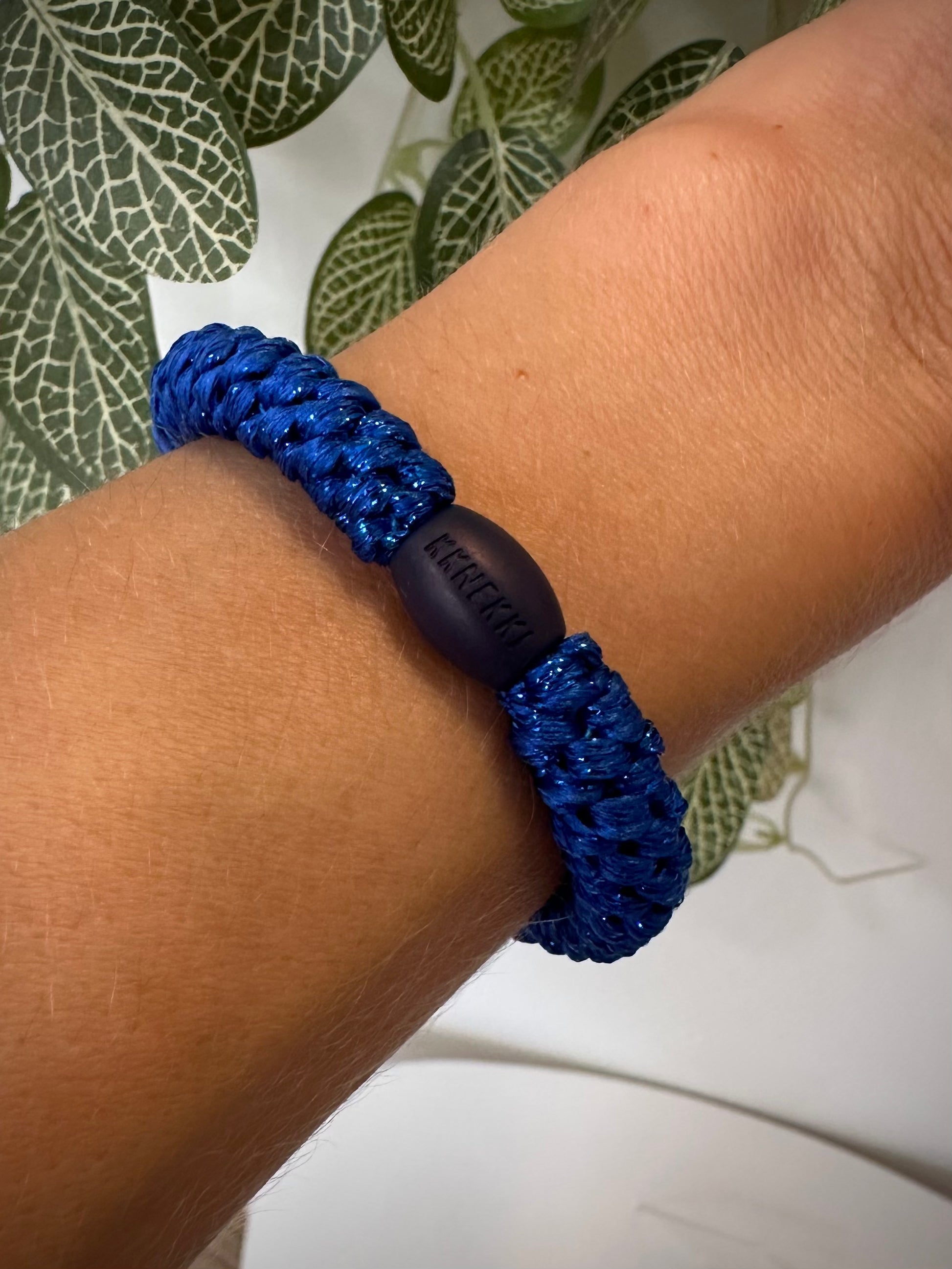 Bracelet Kknekki bleu électrique au poignet