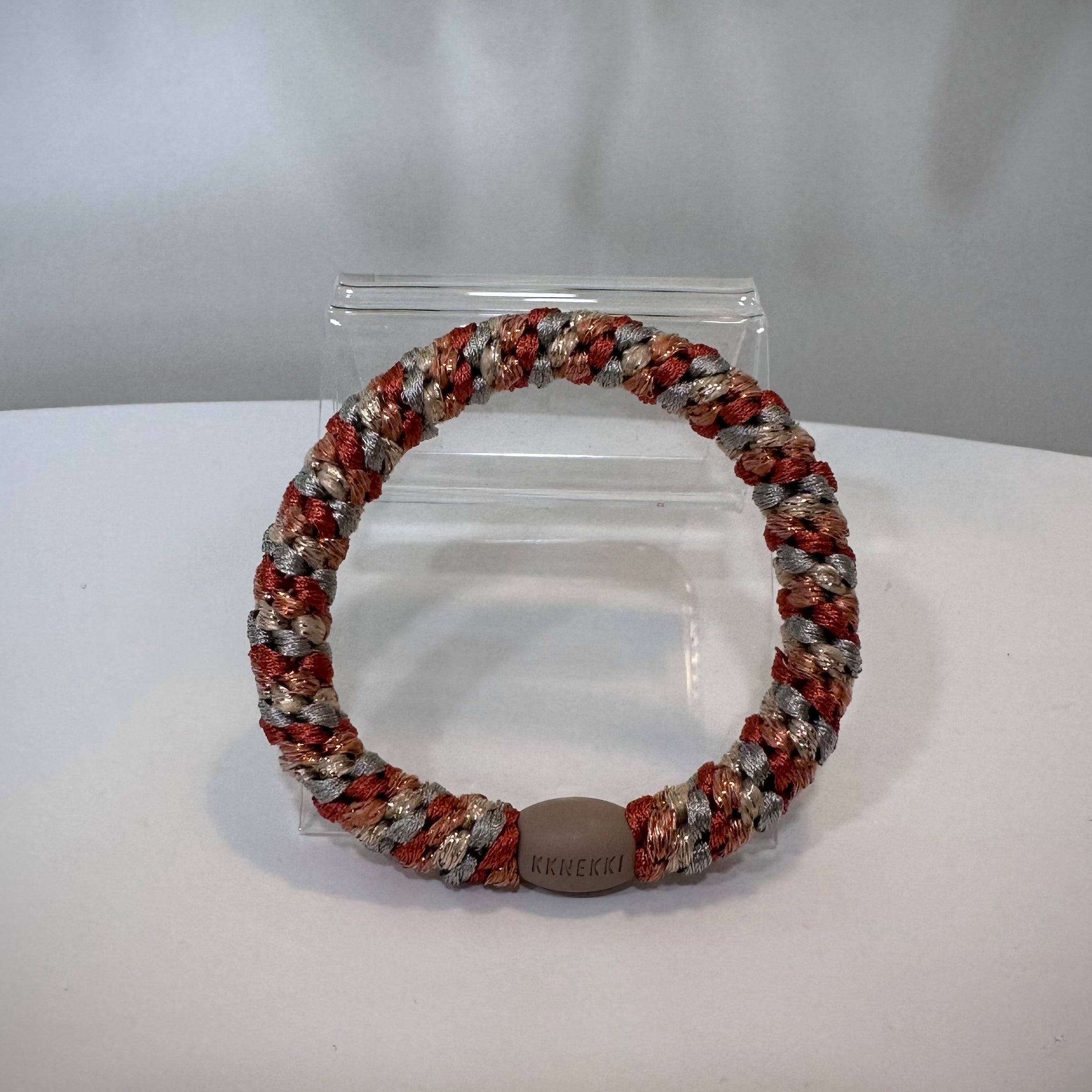 Gros plan élastique Kknekki gris terracotta pailleté