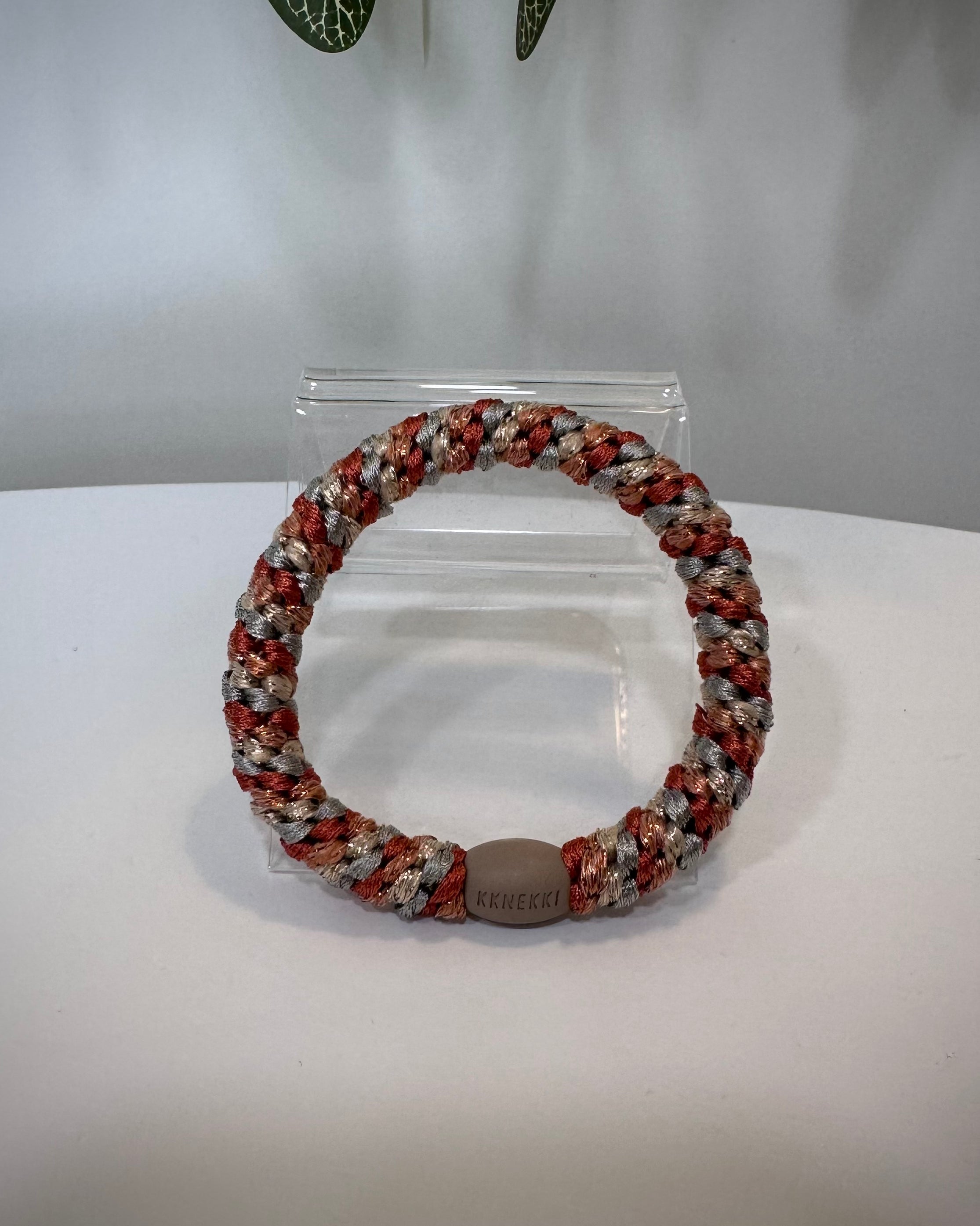 Gros plan élastique Kknekki gris terracotta pailleté