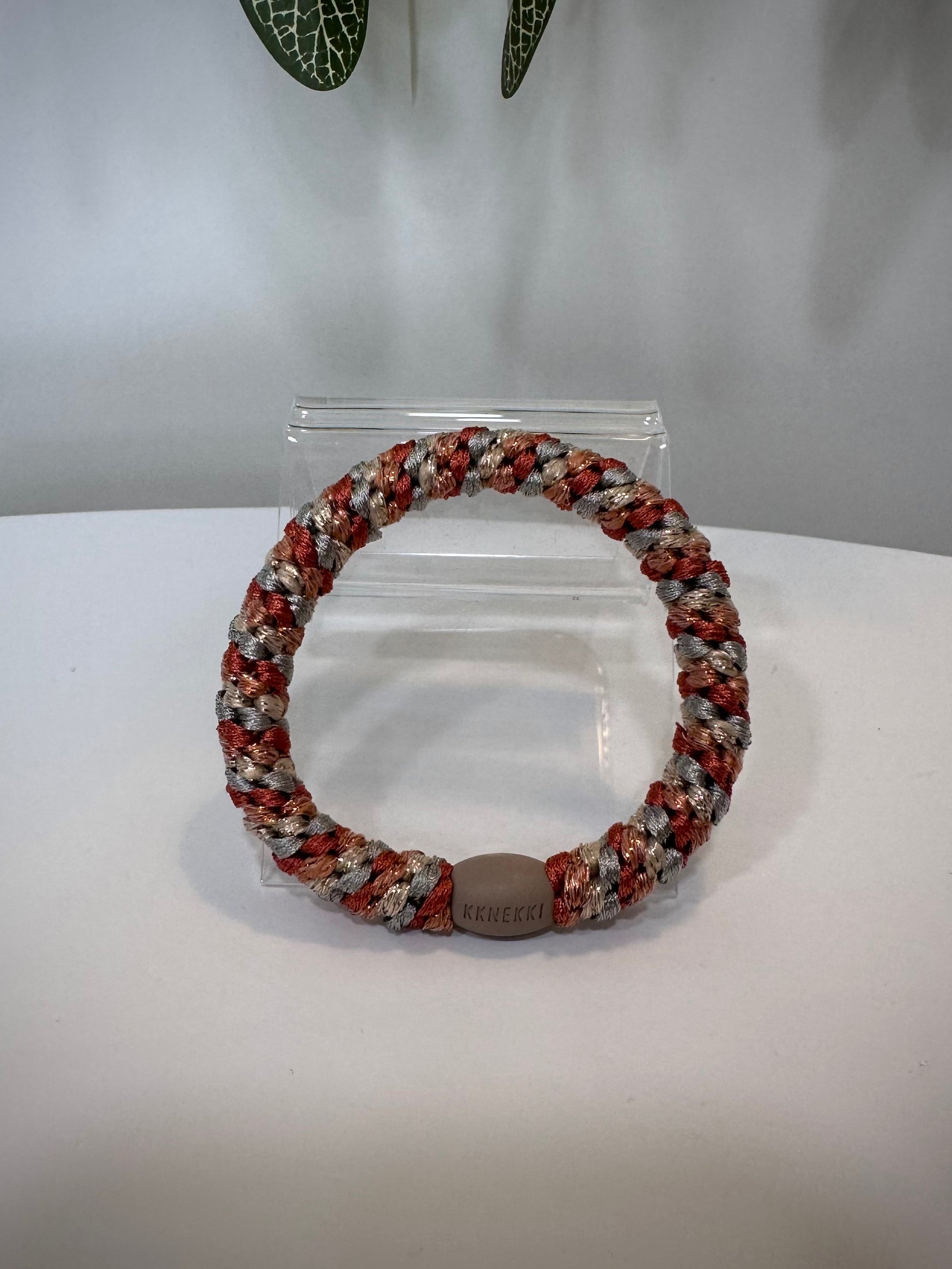 Gros plan élastique Kknekki gris terracotta pailleté