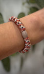 Elastique Kknekki pailleté gris terracotta porté comme bracelet sur poignet femme