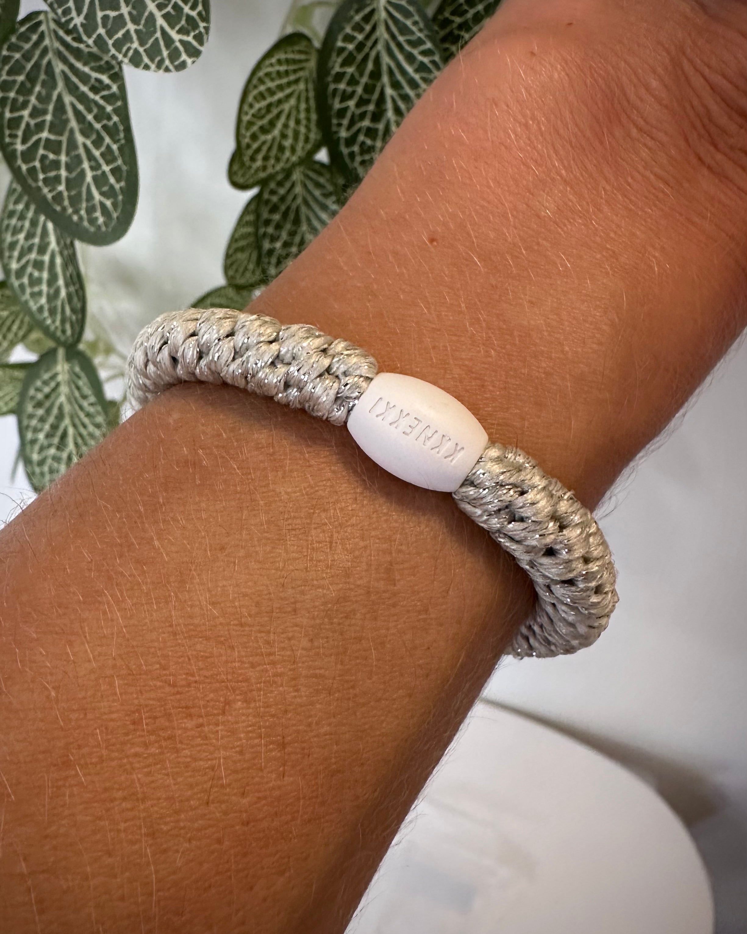Bracelet Kknekki ivoire pailleté au poignet