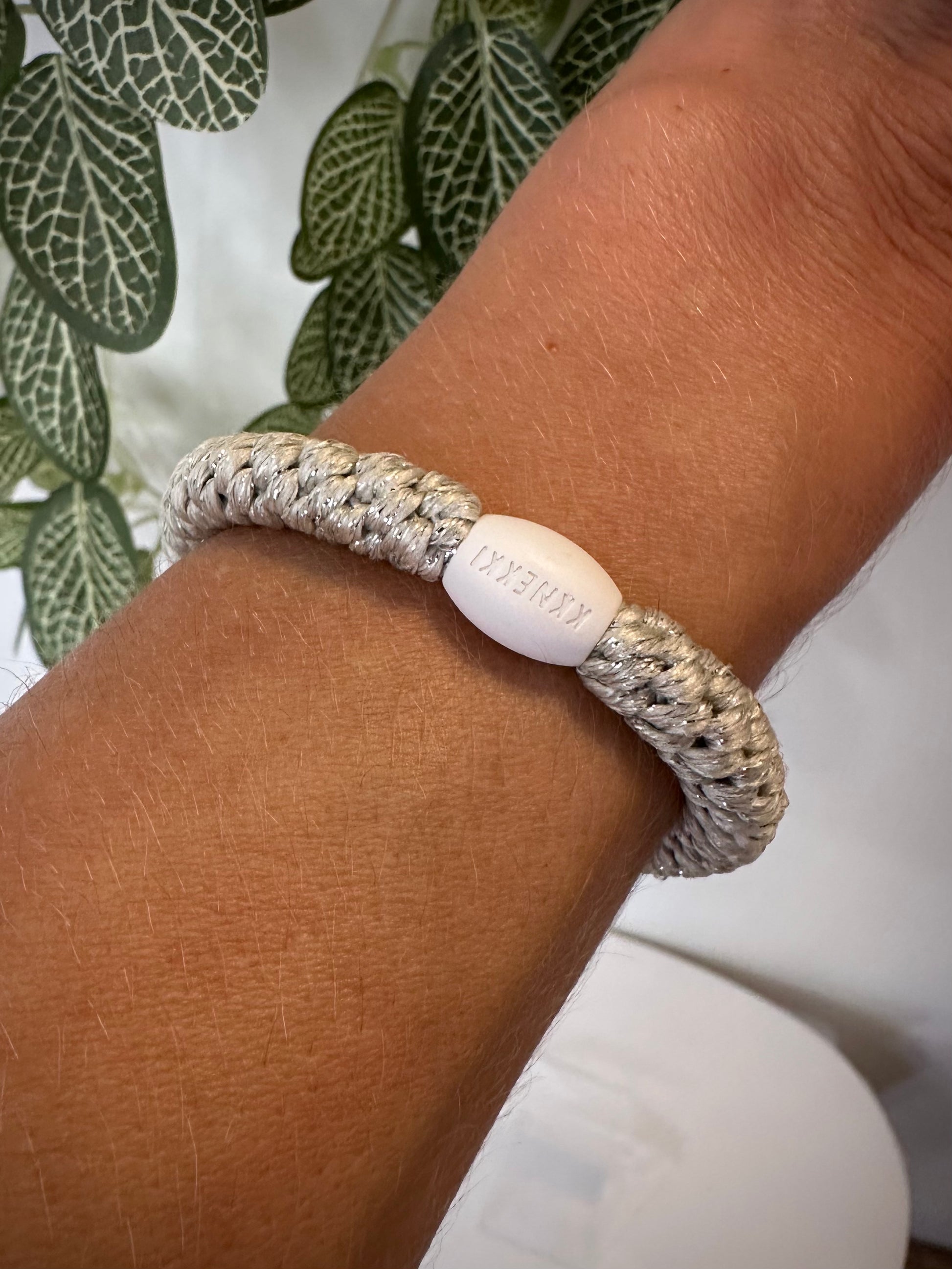Bracelet Kknekki ivoire pailleté au poignet