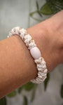 Elastique Kknekki rayures dorées porté comme bracelet sur poignet femme
