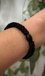 Elastique Kknekki noir pailleté porté comme bracelet sur poignet femme