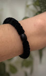 Elastique Kknekki noir velours porté comme bracelet sur poignet femme