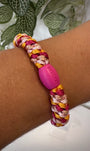 Bracelet Kknekki rose et orange au poignet