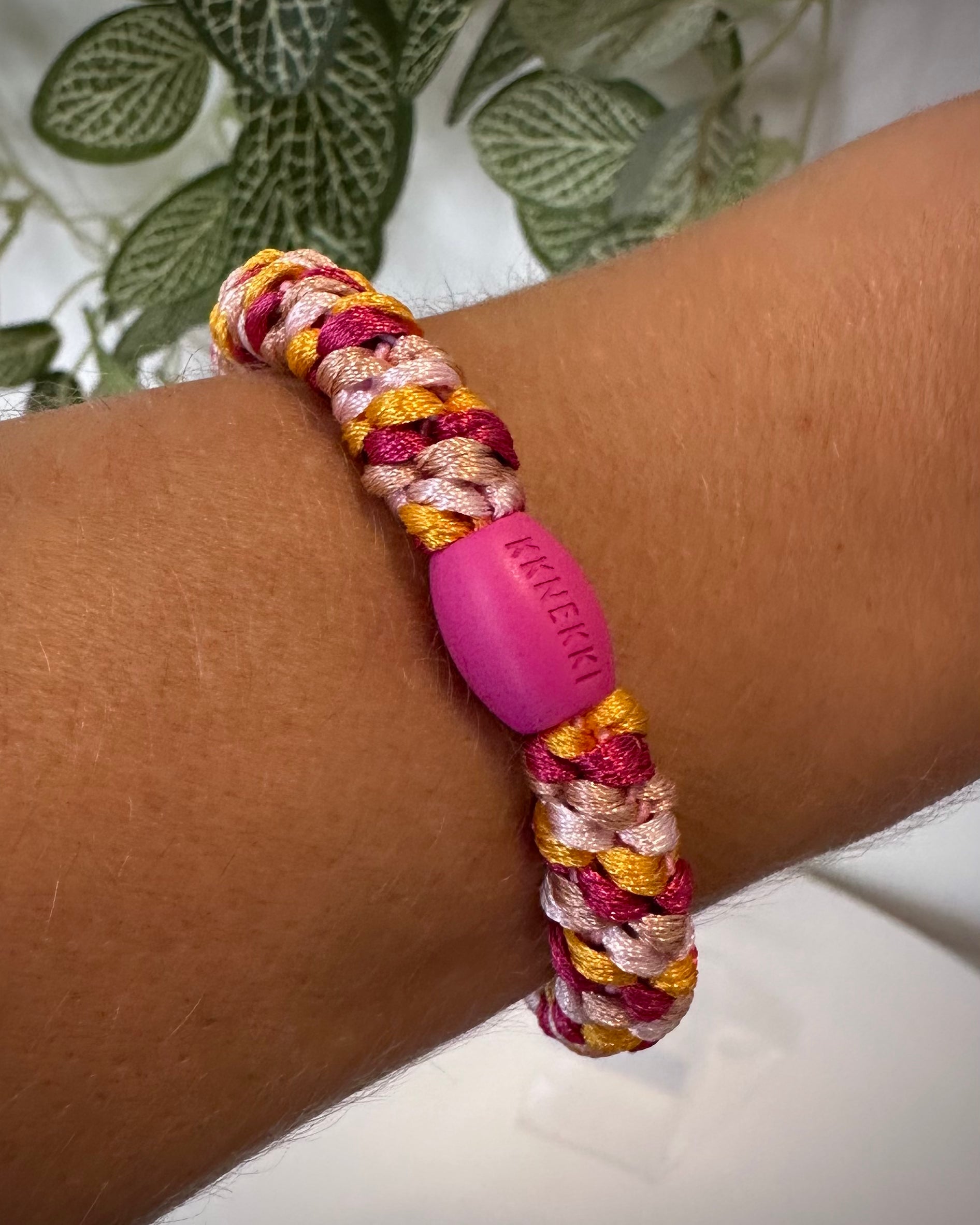 Bracelet Kknekki rose et orange au poignet