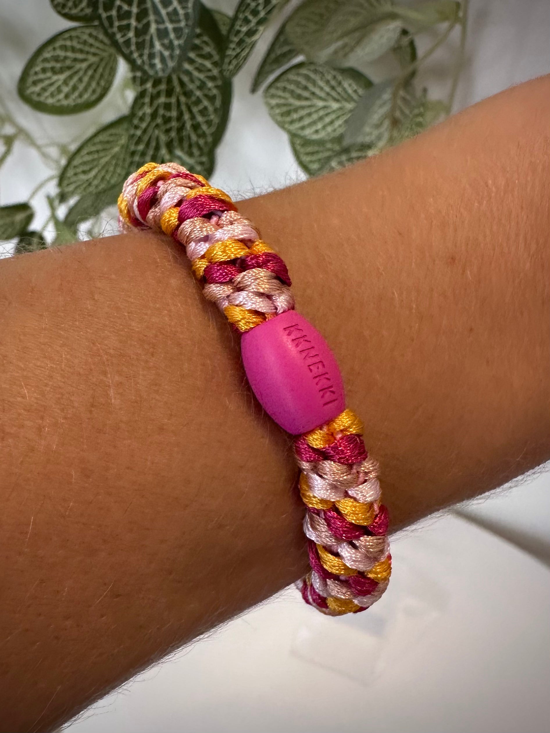 Bracelet Kknekki rose et orange au poignet