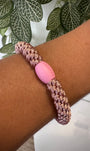 Bracelet Kknekki rose pale au poignet