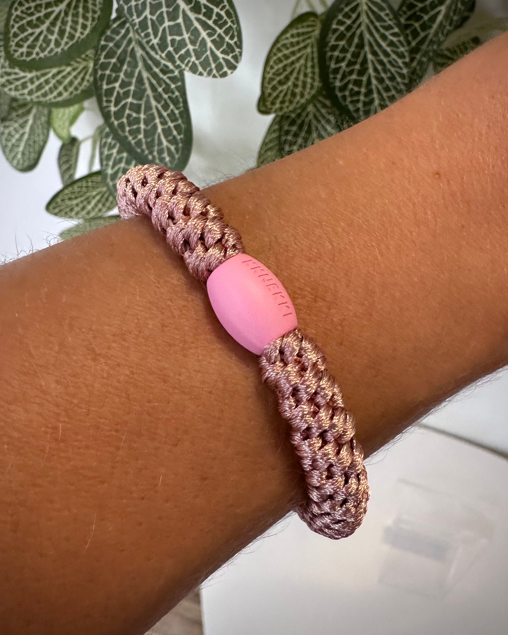 Bracelet Kknekki rose pale au poignet