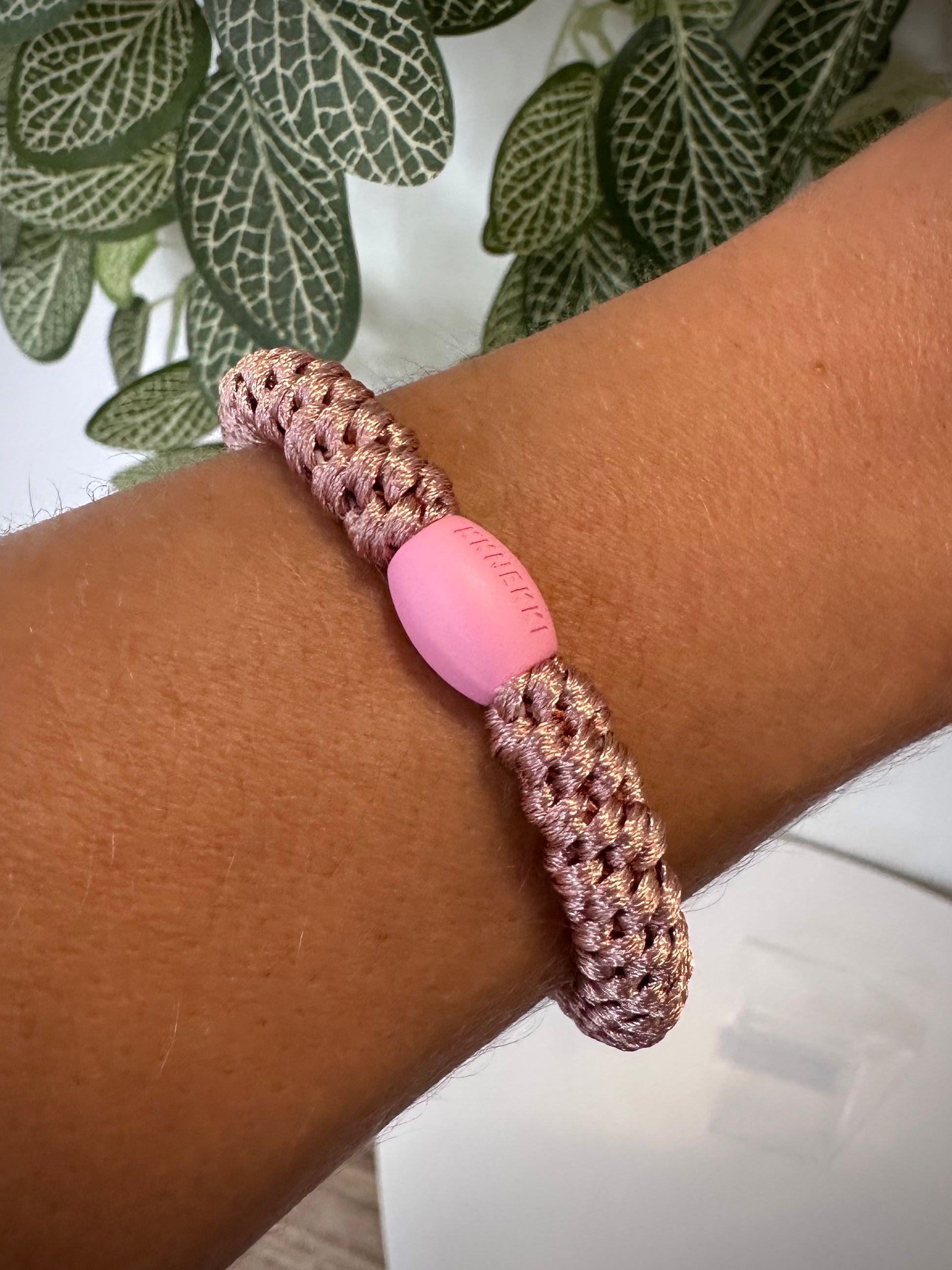 Bracelet Kknekki rose pale au poignet