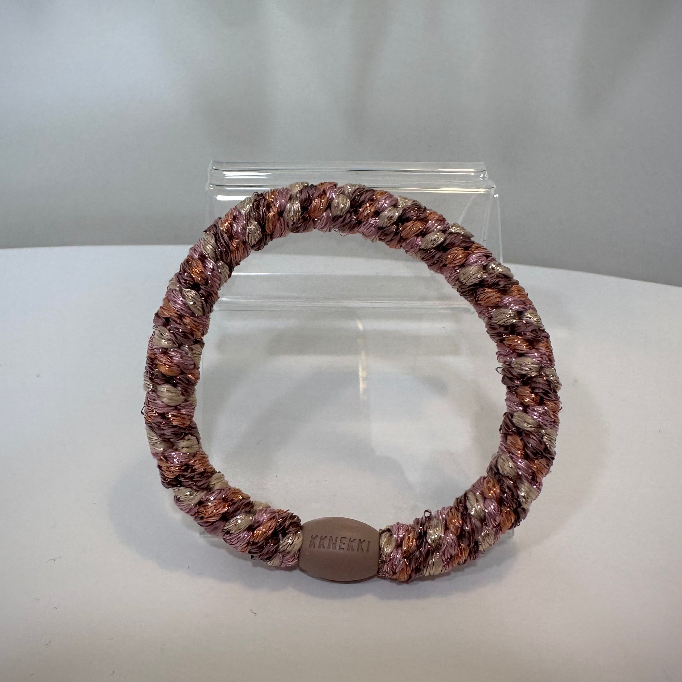 Gros plan élastique Kknekki paillettes pêche rose