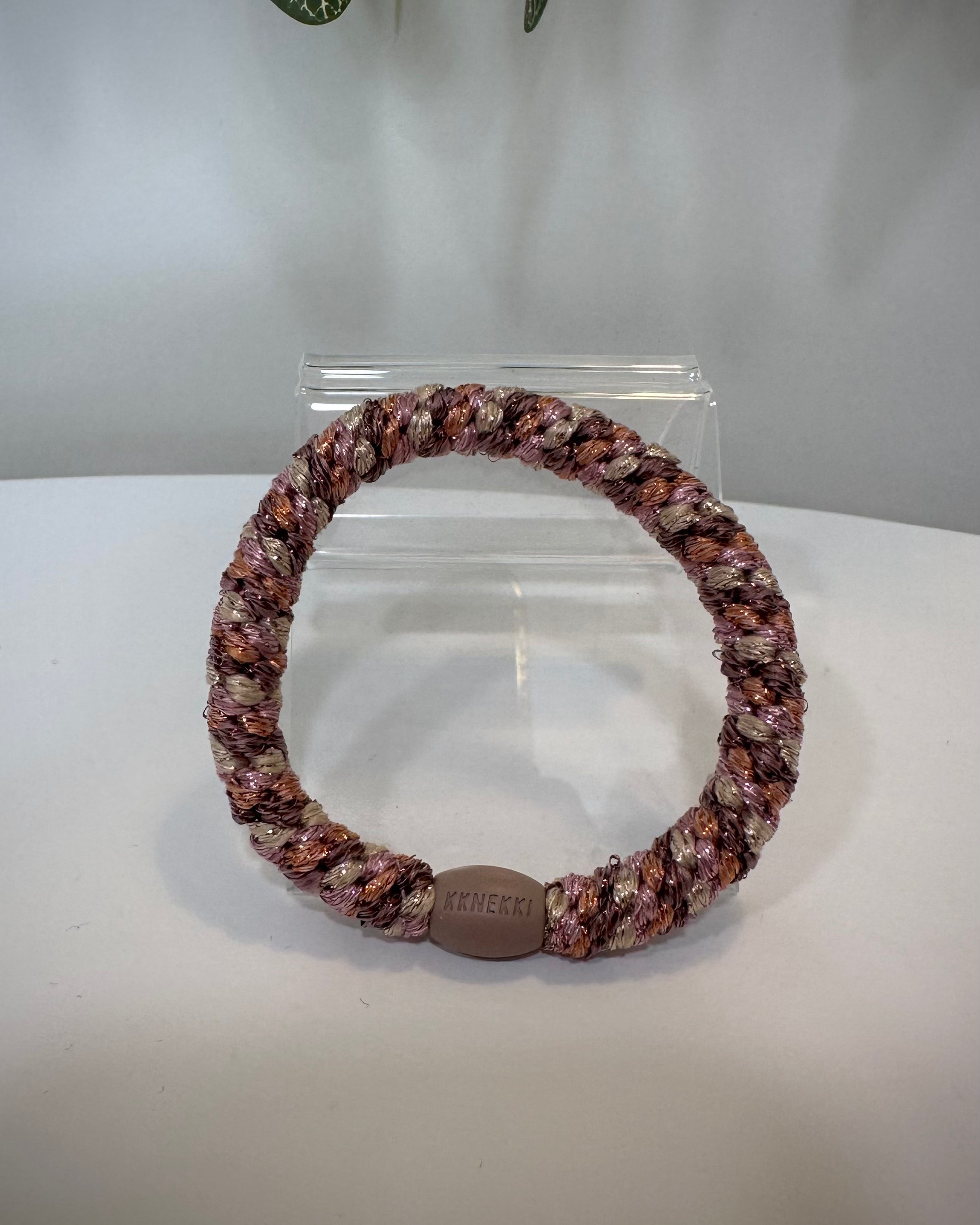 Gros plan élastique Kknekki paillettes pêche rose