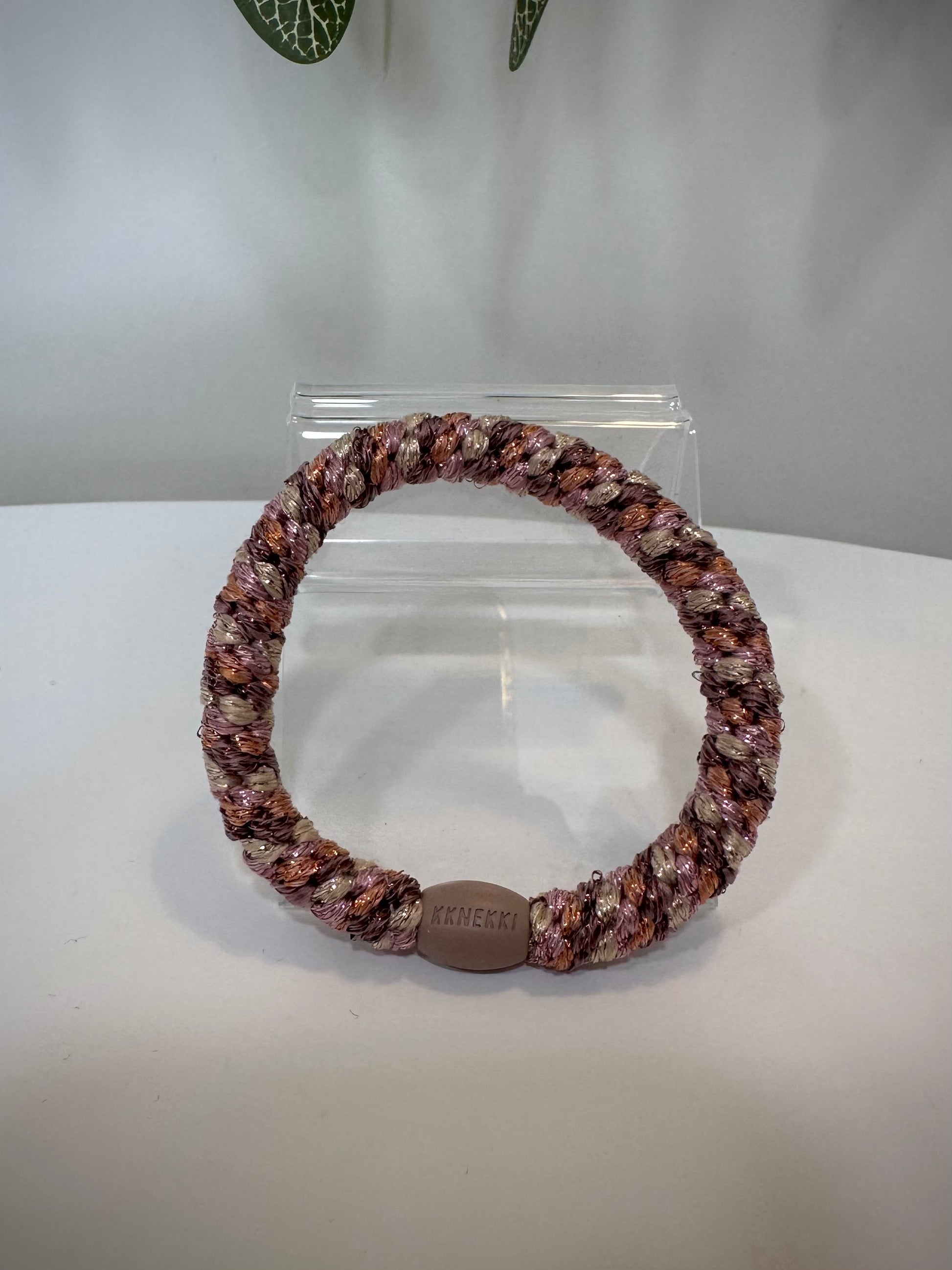 Gros plan élastique Kknekki paillettes pêche rose