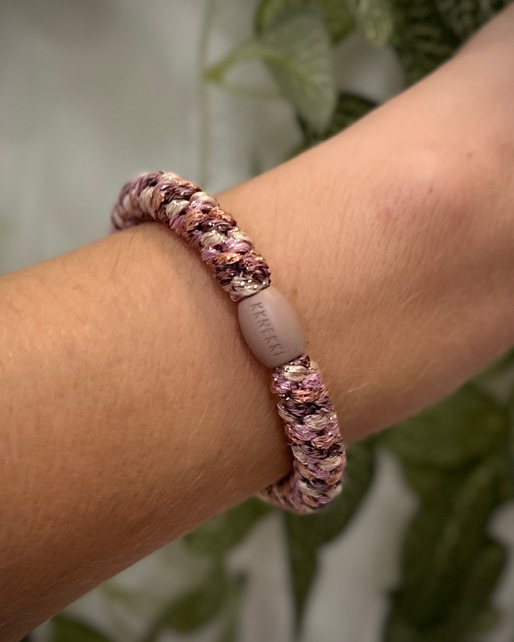 Elastique Kknekki scintillant porté comme bracelet sur poignet femme