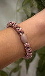Elastique Kknekki scintillant porté comme bracelet sur poignet femme