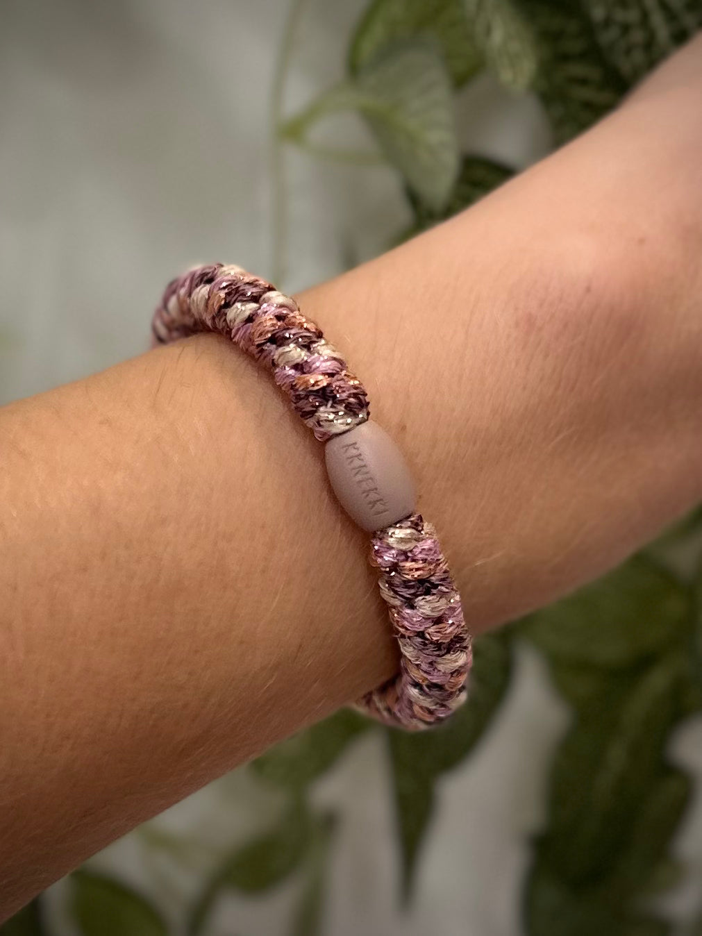 Elastique Kknekki scintillant porté comme bracelet sur poignet femme