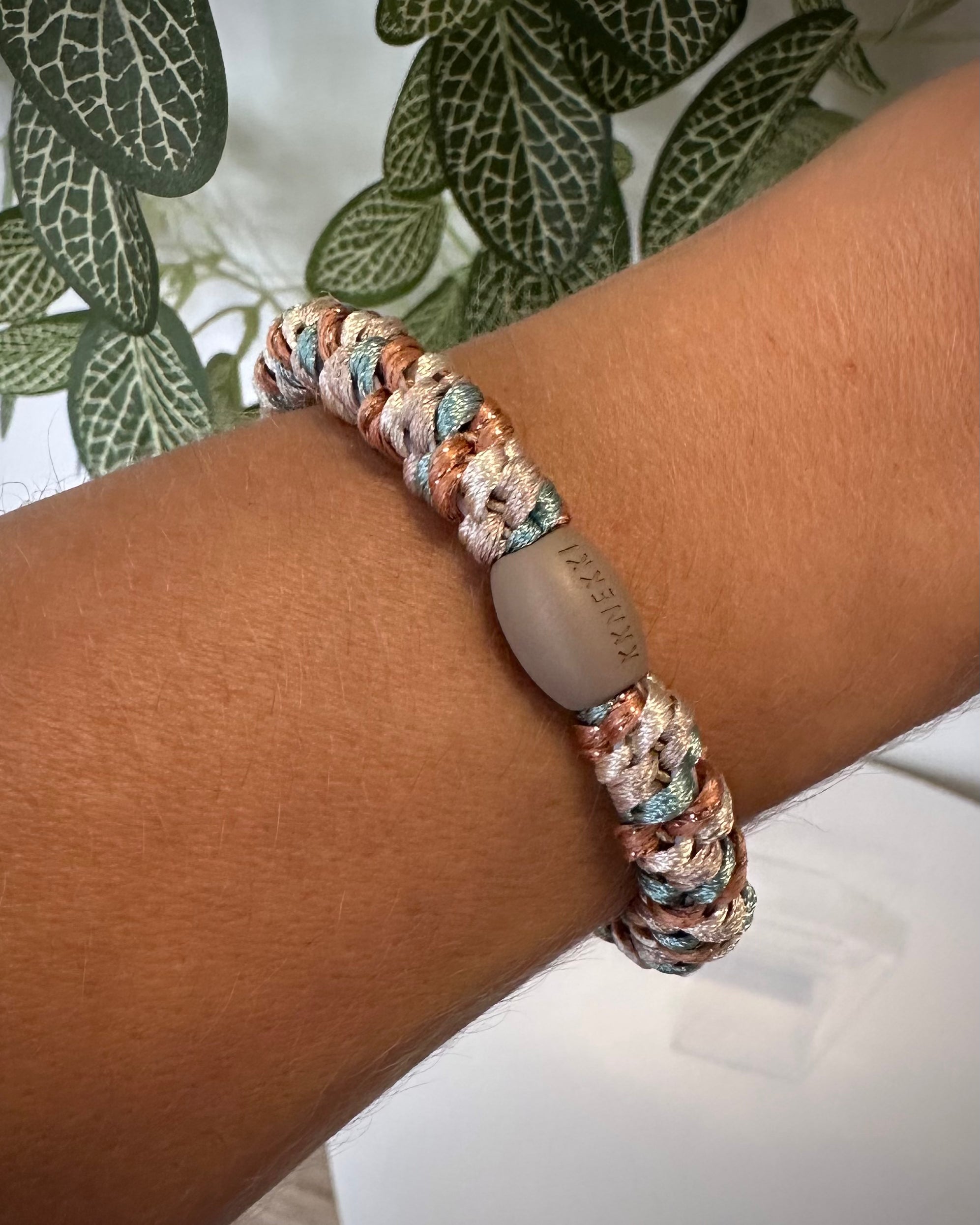 Bracelet Kknekki vert d'eau et ivoire au poignet