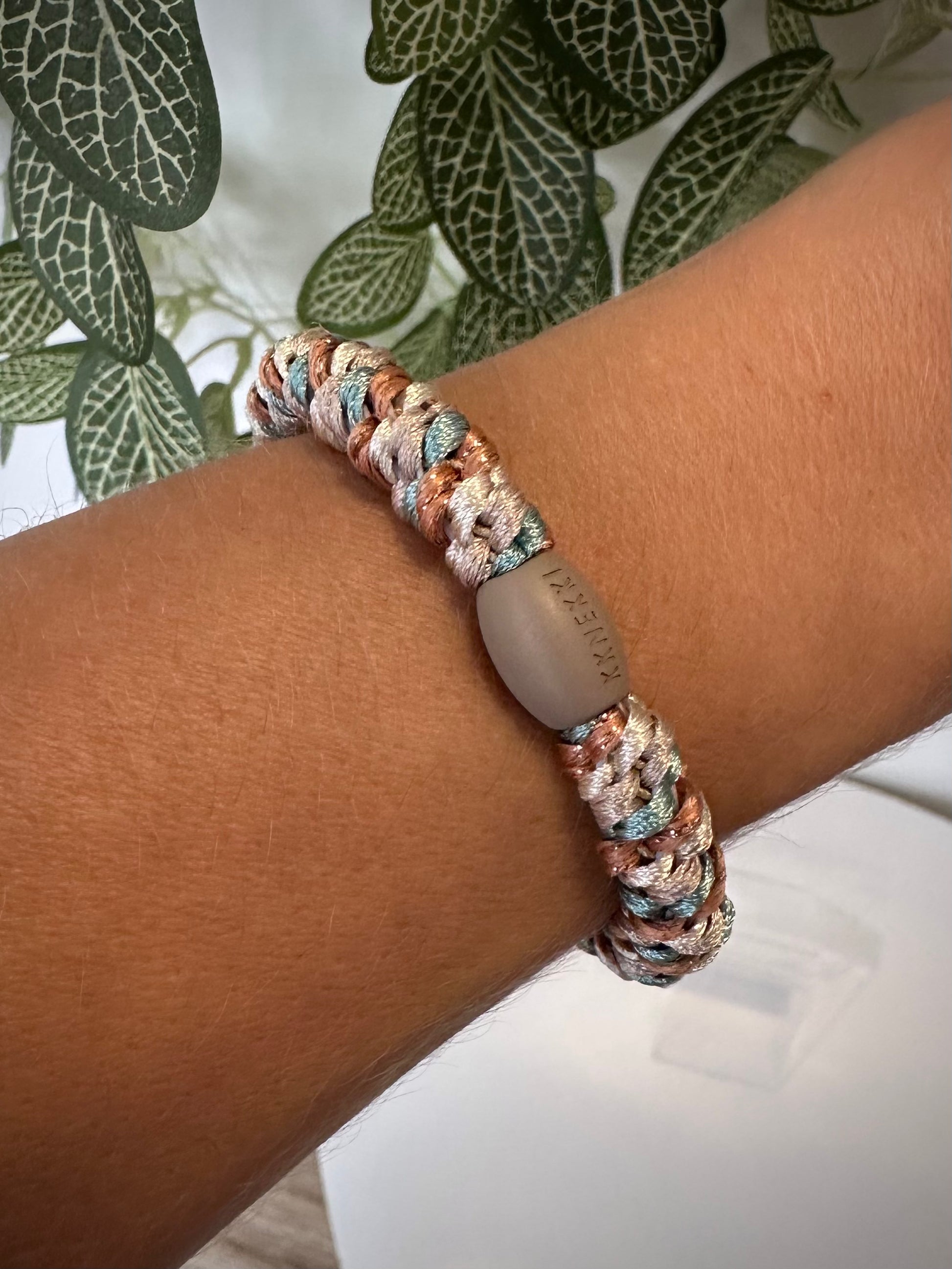 Bracelet Kknekki vert d'eau et ivoire au poignet