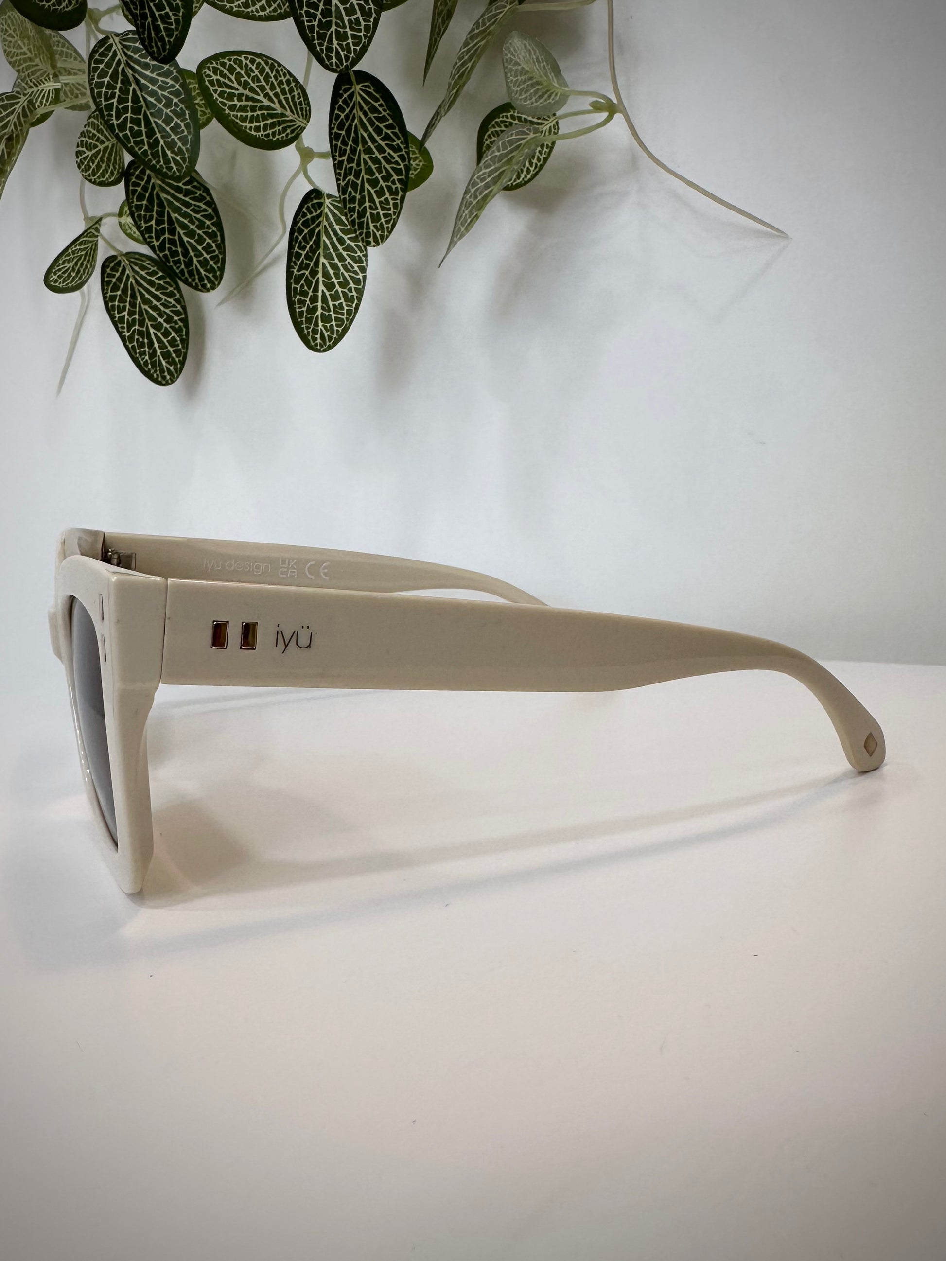 Détail monture brillante lunettes femme 