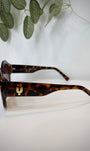 Détail branches larges écaille lunettes femme 