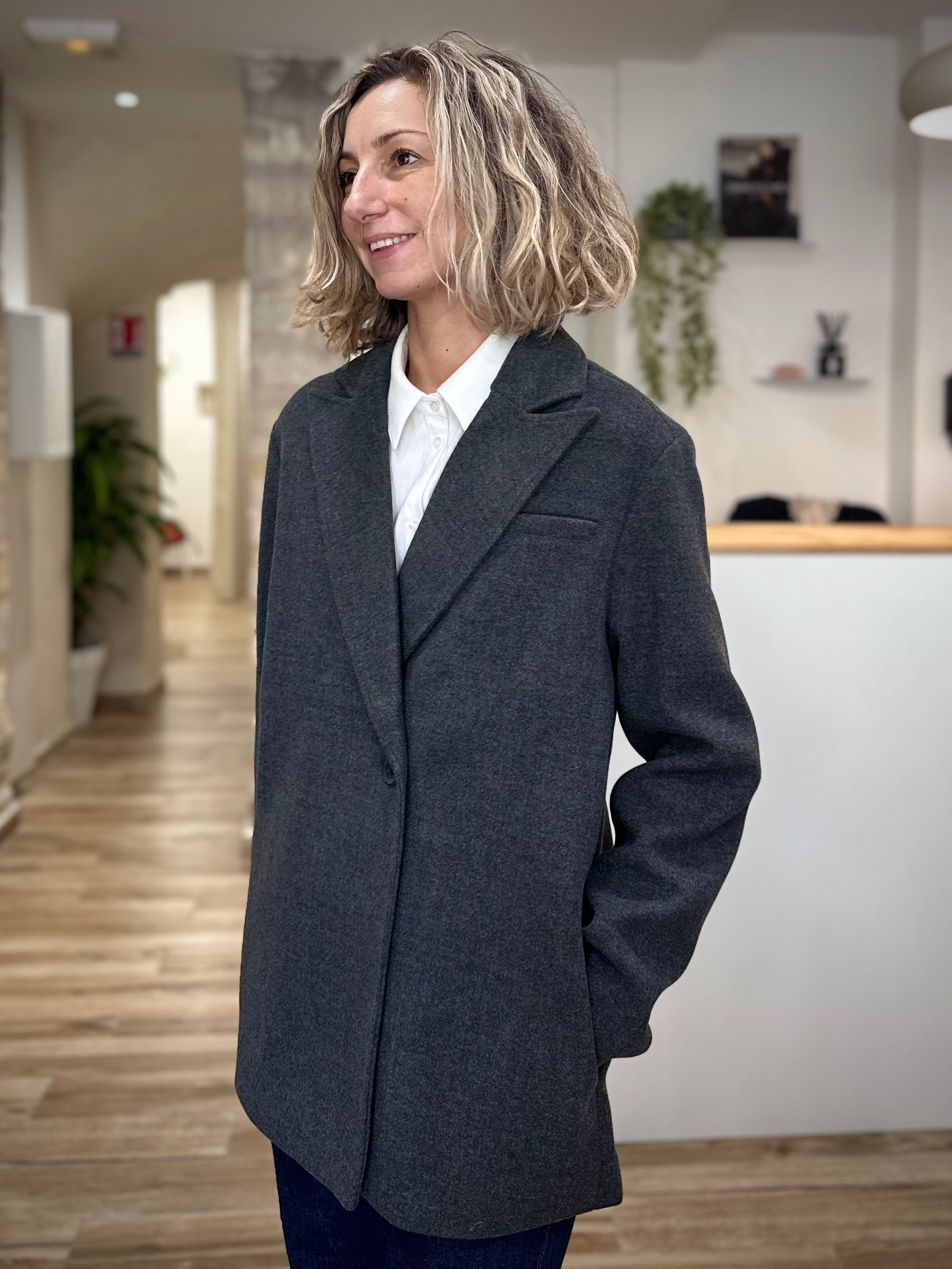 Manteau femme élégant avec poches latérales