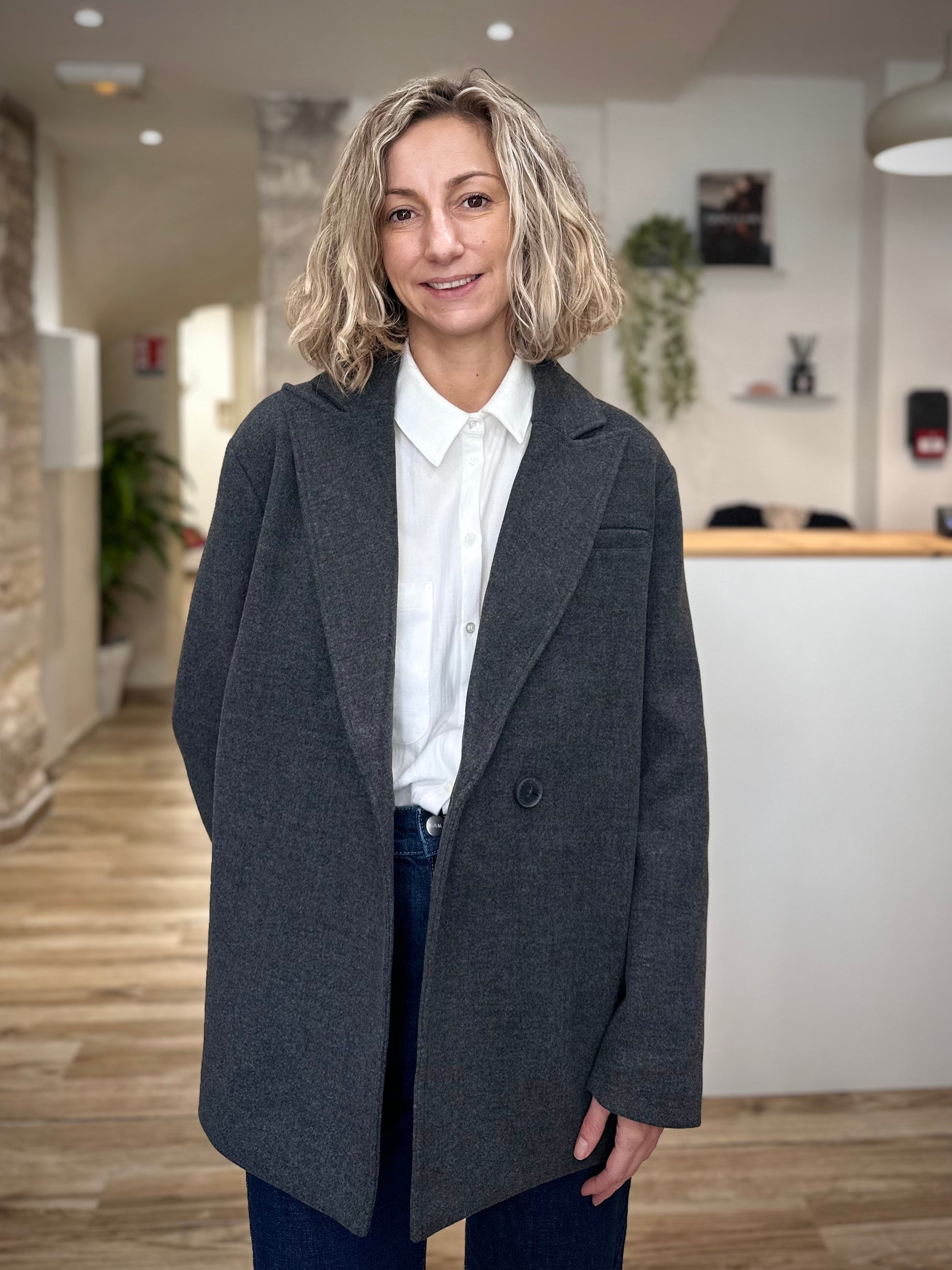 Manteau court gris femme urbain et moderne