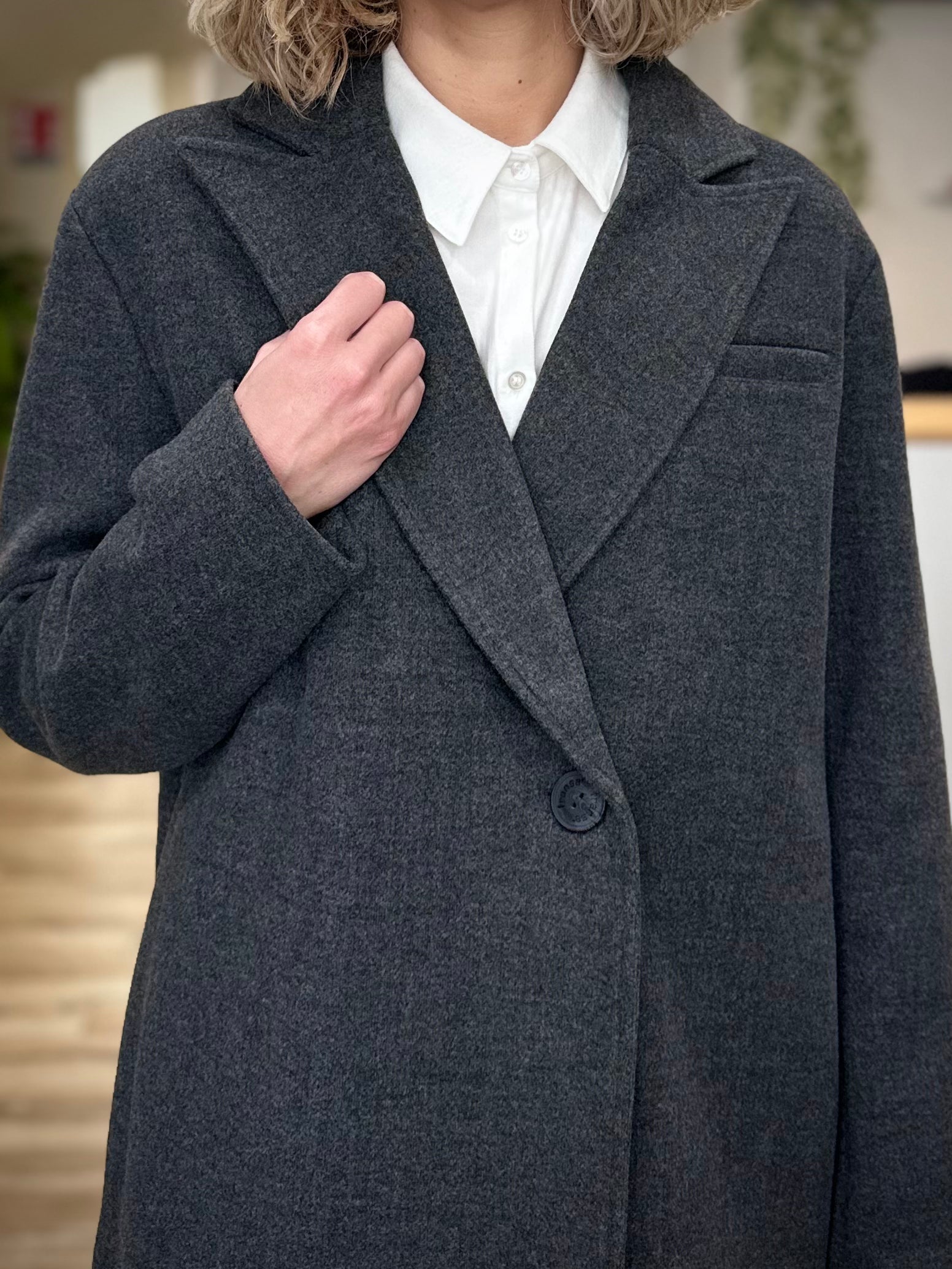 Détail bouton du manteau ELIZA gris