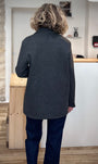 Vue de dos manteau gris longueur hanches