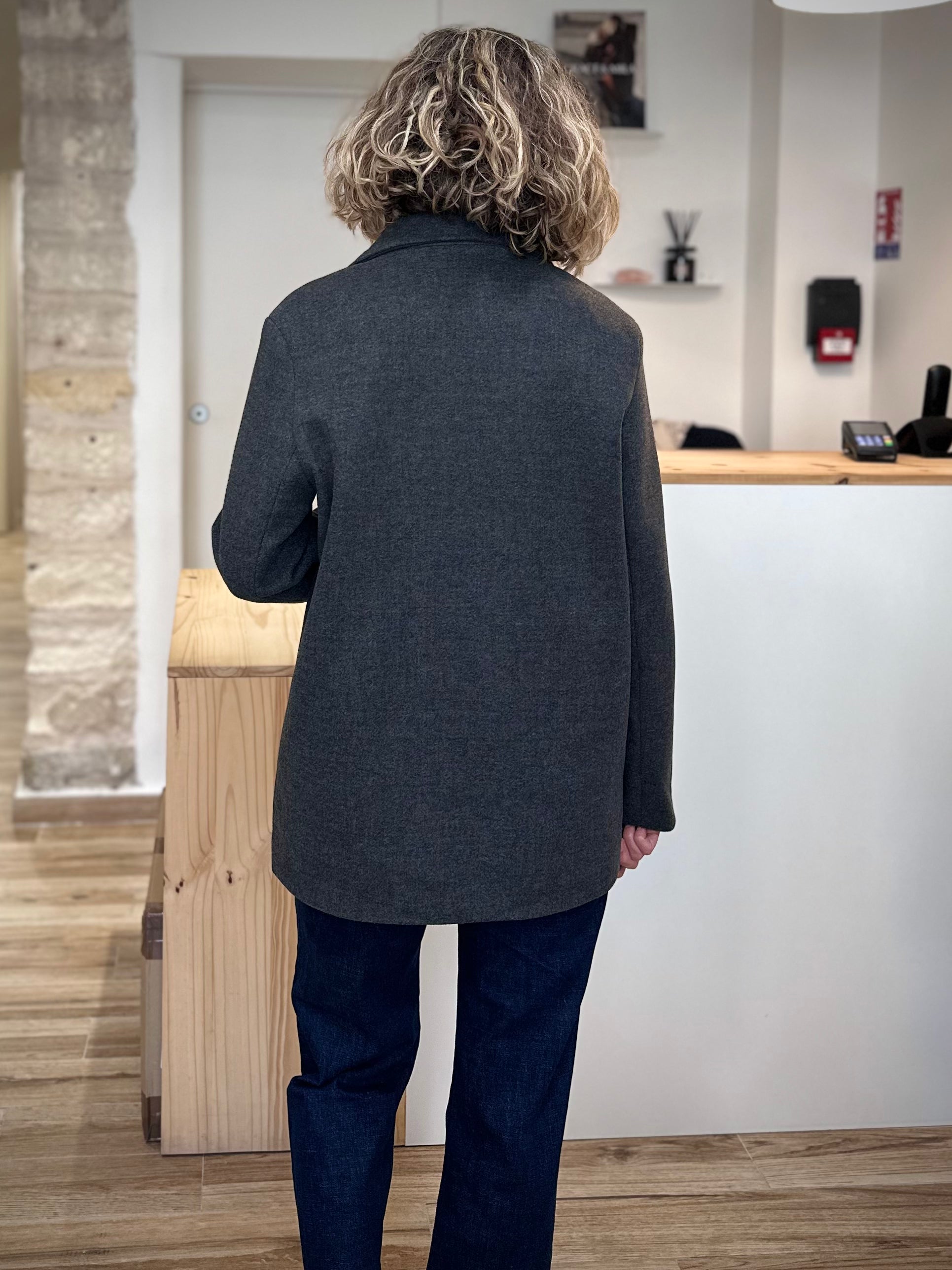 Vue de dos manteau gris longueur hanches