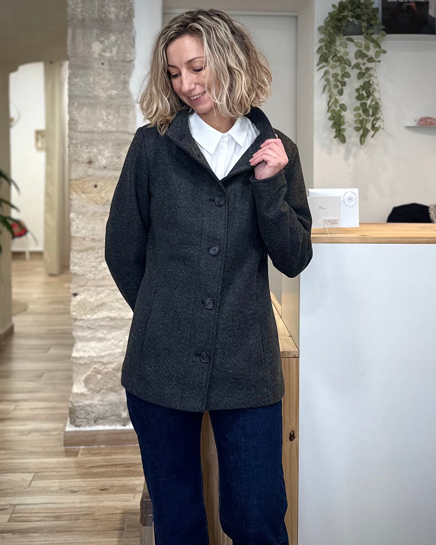 Femme portant un manteau court gris chiné à col montant