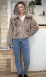 Manteau fausse fourrure greige sur jean et bottines