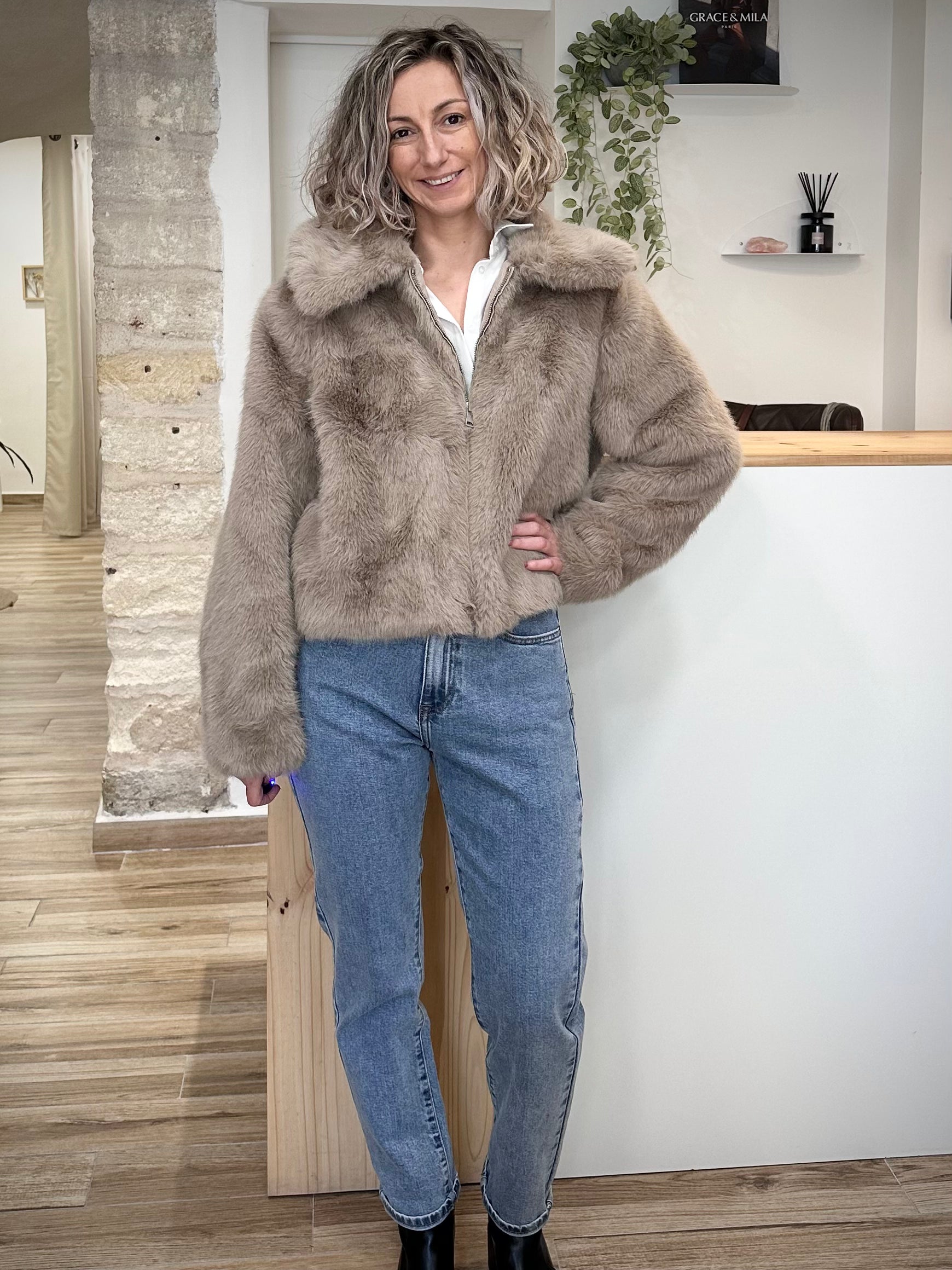 Manteau fausse fourrure greige sur jean et bottines