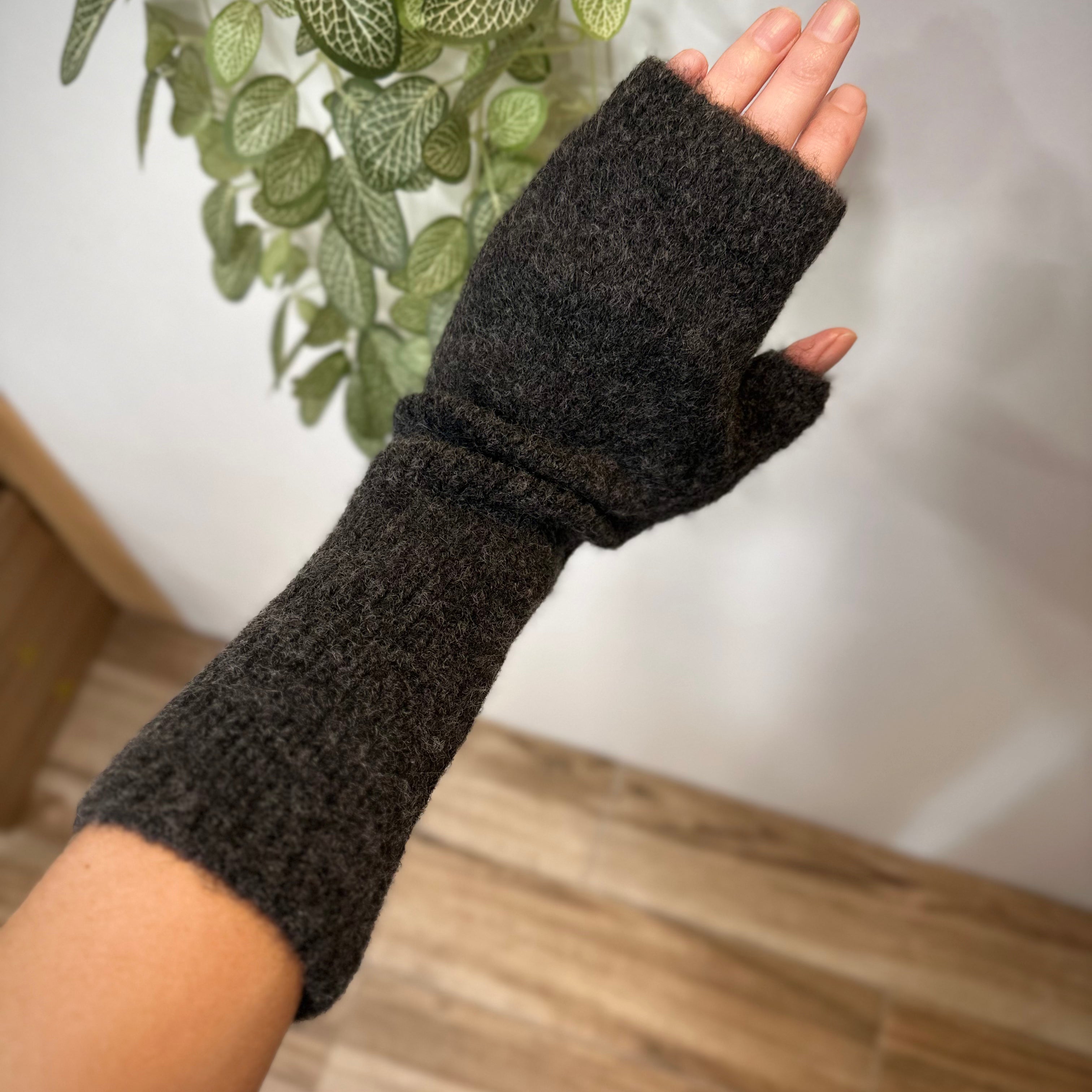 Femme portant les mitaines Alexia gris anthracite