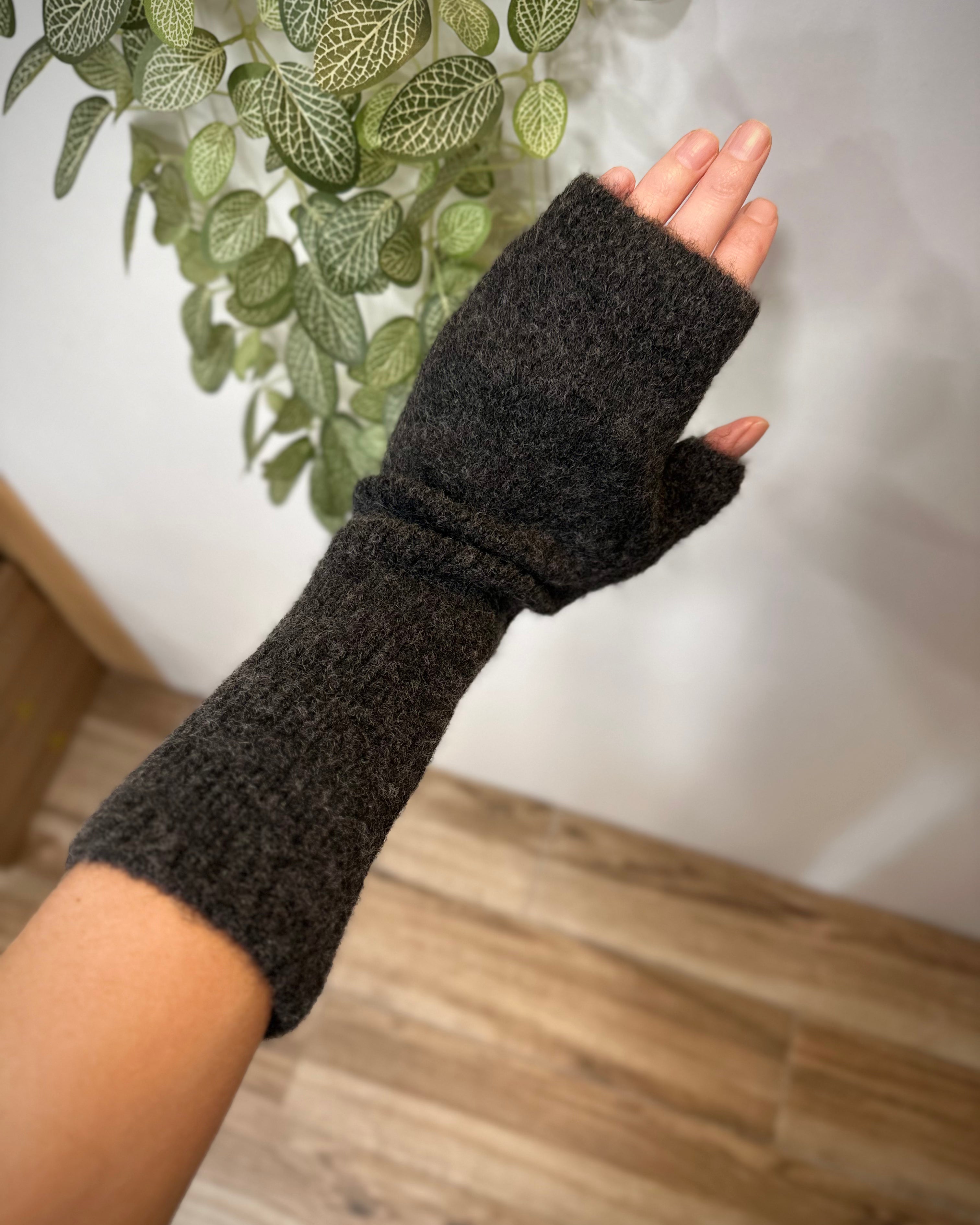 Femme portant les mitaines Alexia gris anthracite