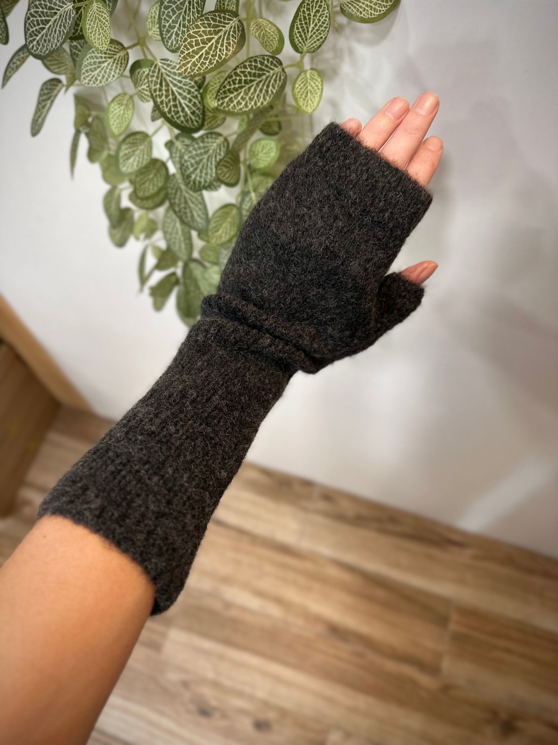 Femme portant les mitaines Alexia gris anthracite