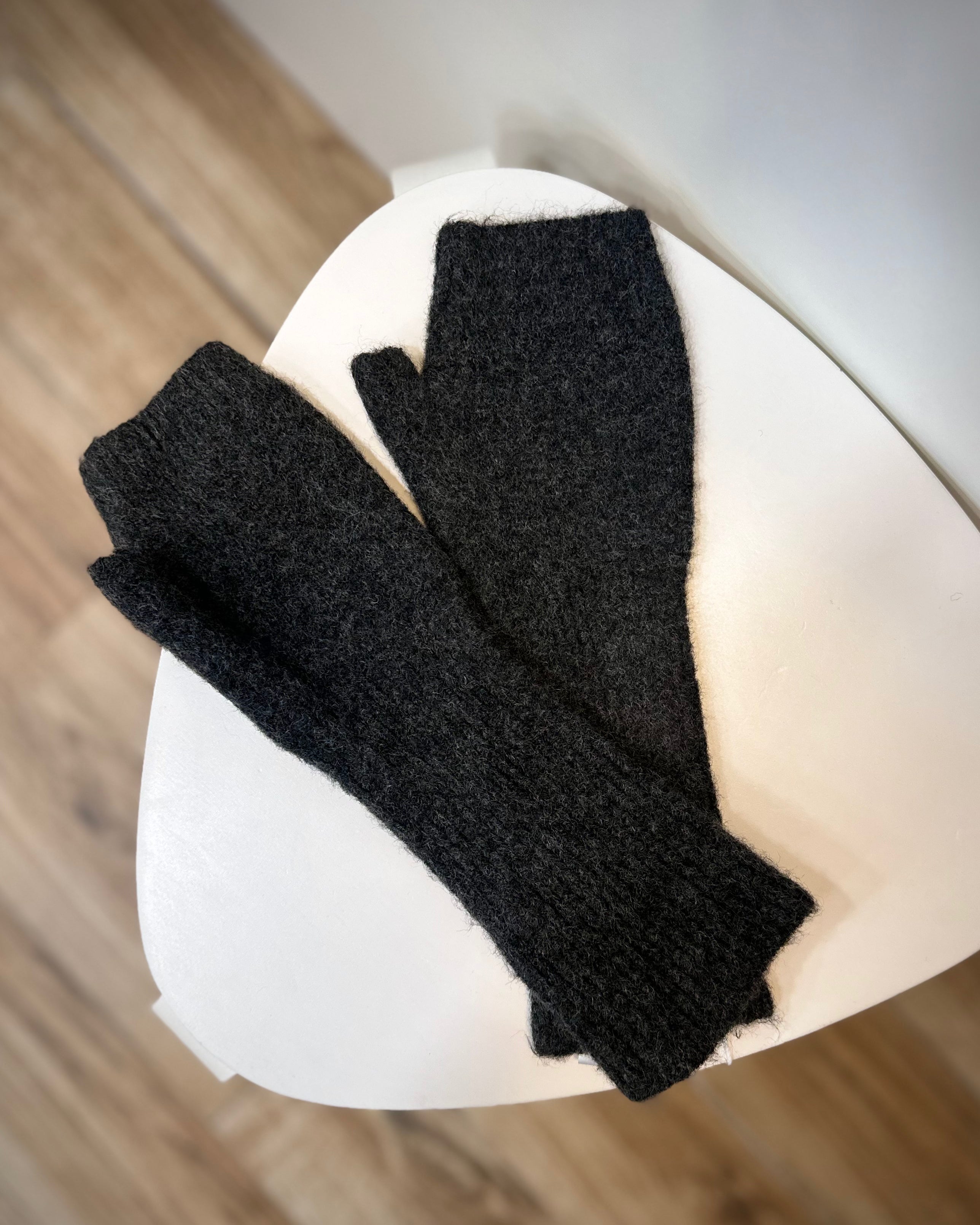 Mitaines gris anthracite en maille posées à plat