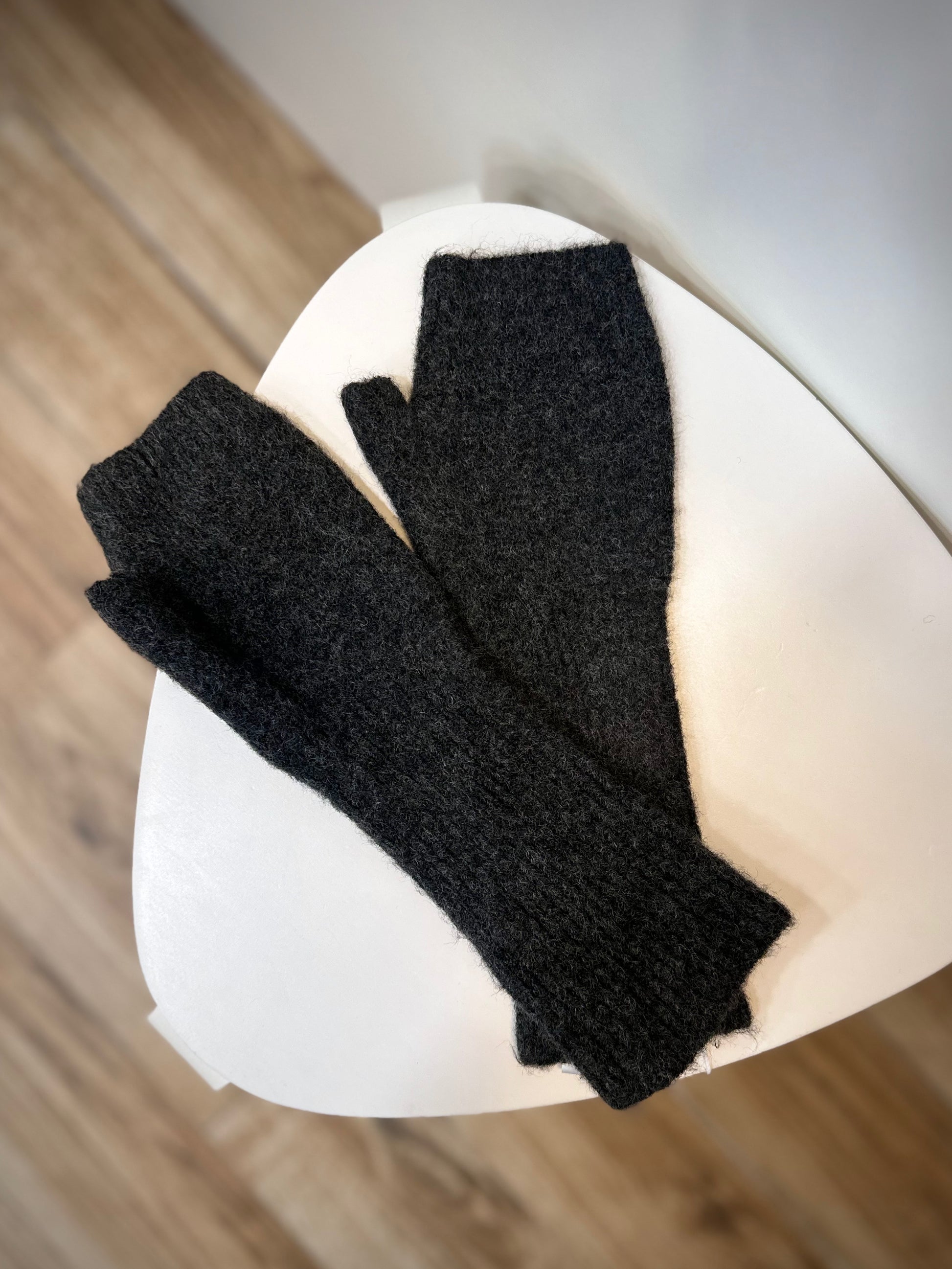 Mitaines gris anthracite en maille posées à plat