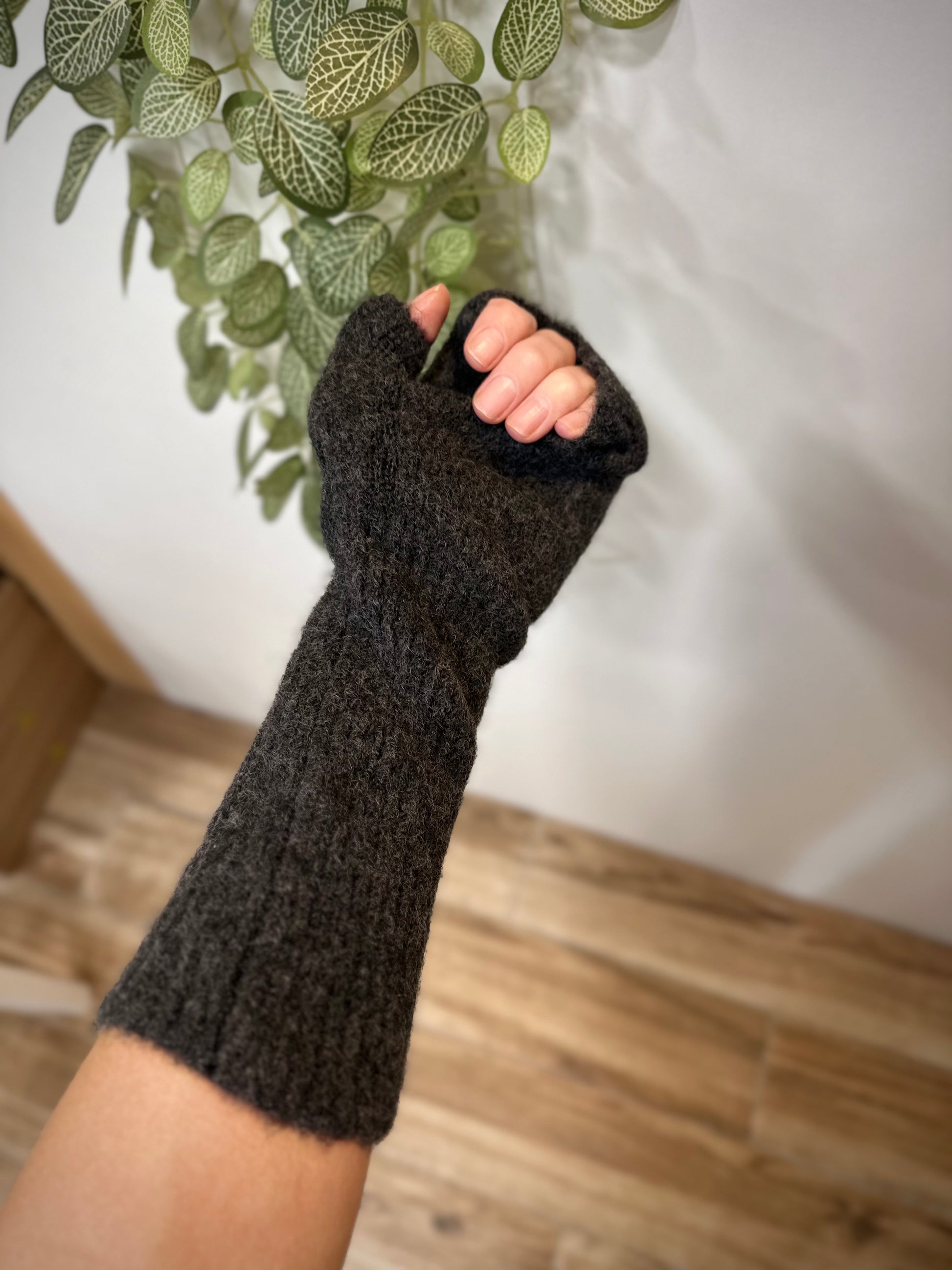 Texture maille gris anthracite gros plan