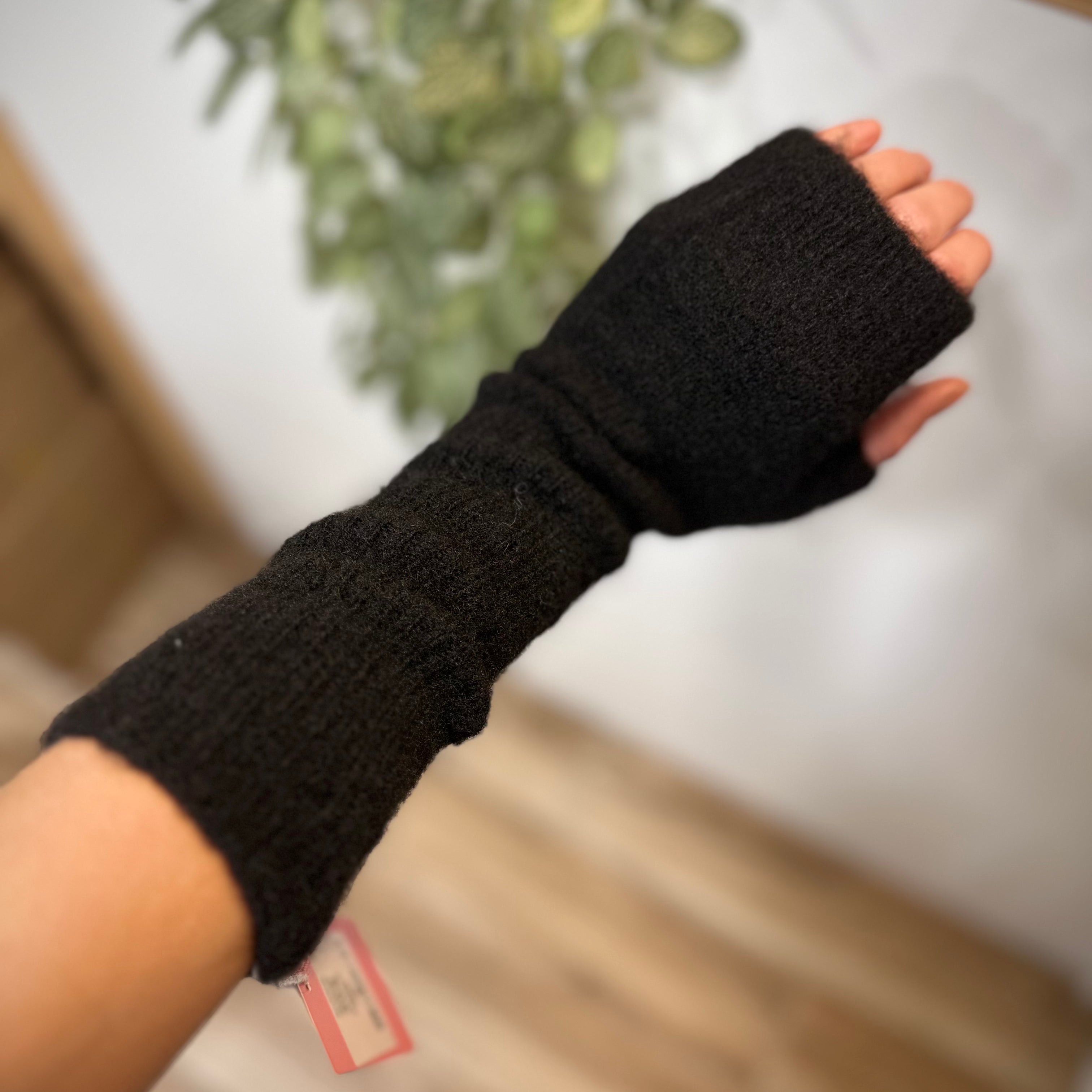 Femme portant les mitaines Alexia noires