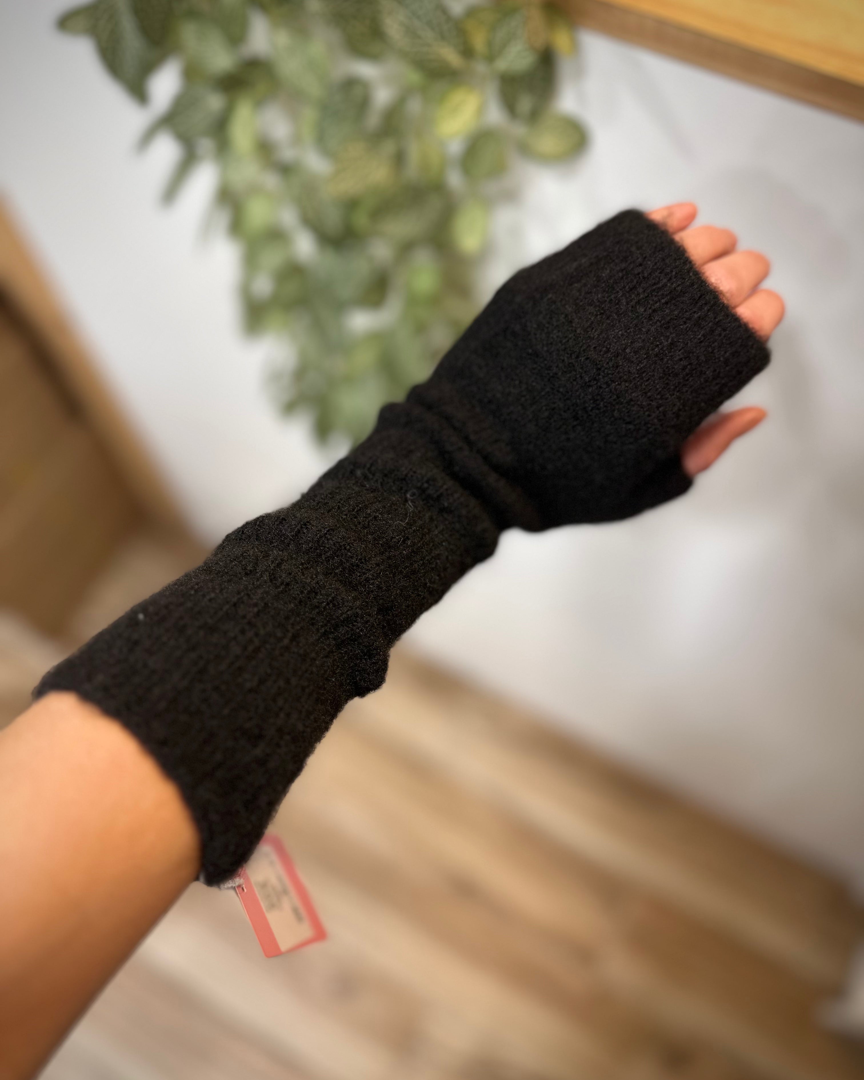 Femme portant les mitaines Alexia noires