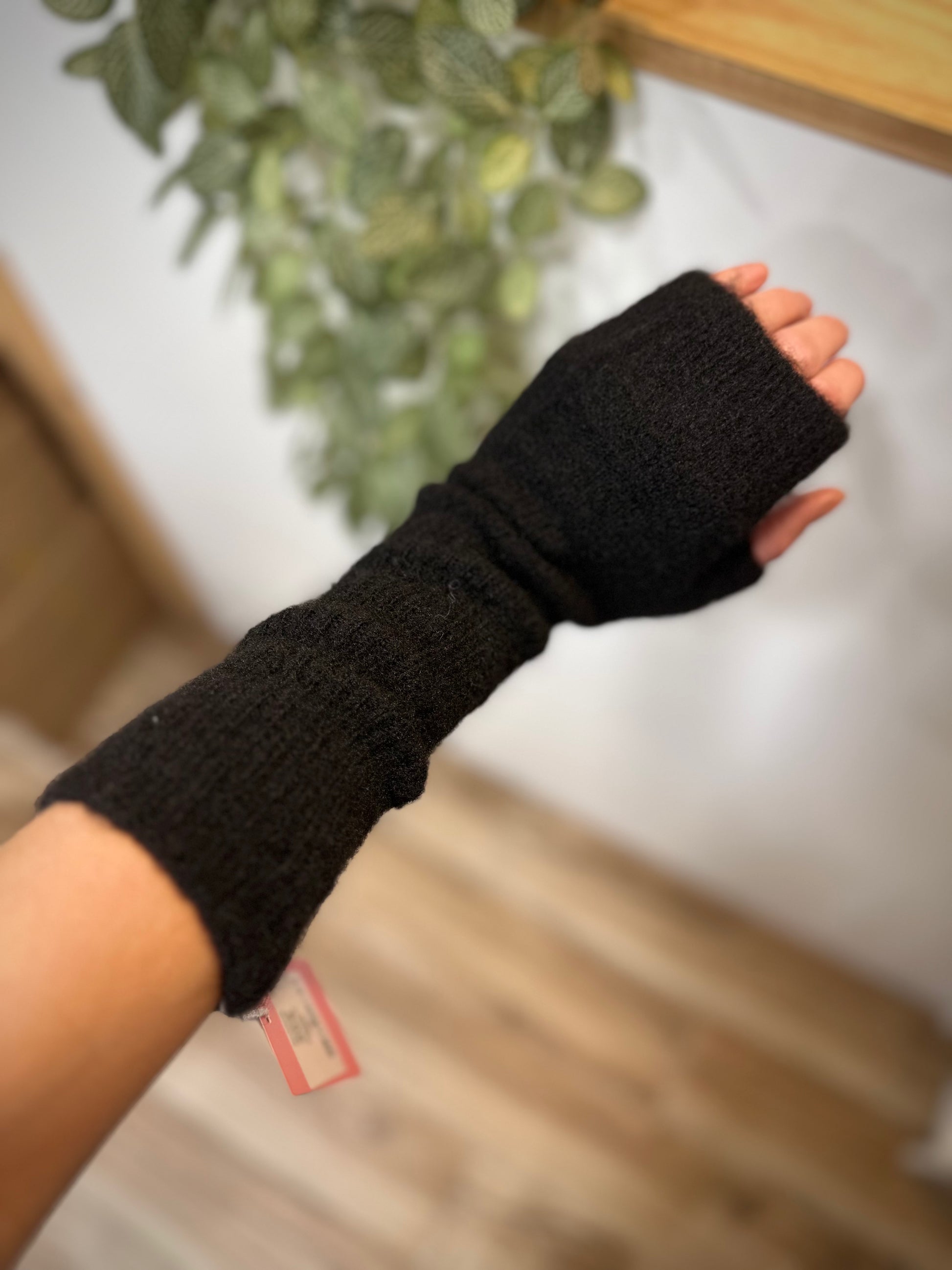 Femme portant les mitaines Alexia noires