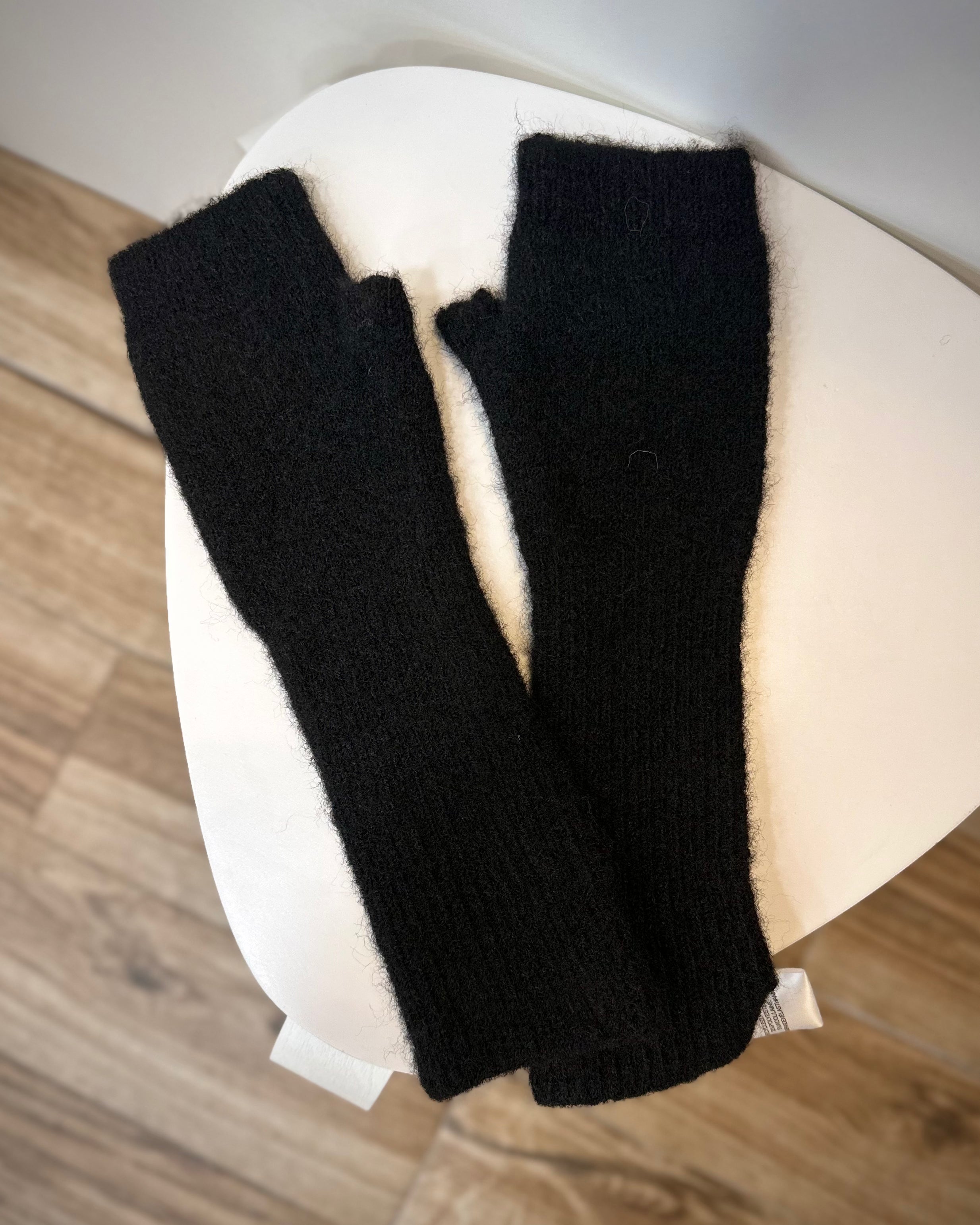 Mitaines Alexia posées sur un tabouret en bois blanc