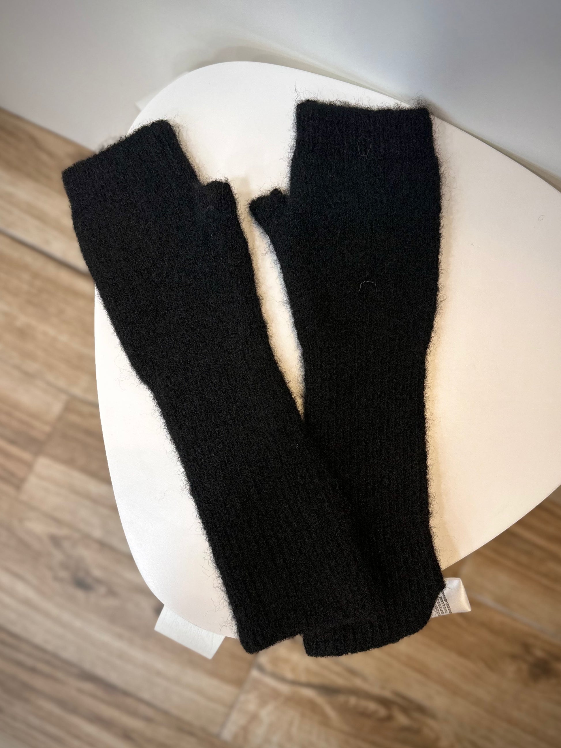 Mitaines Alexia posées sur un tabouret en bois blanc