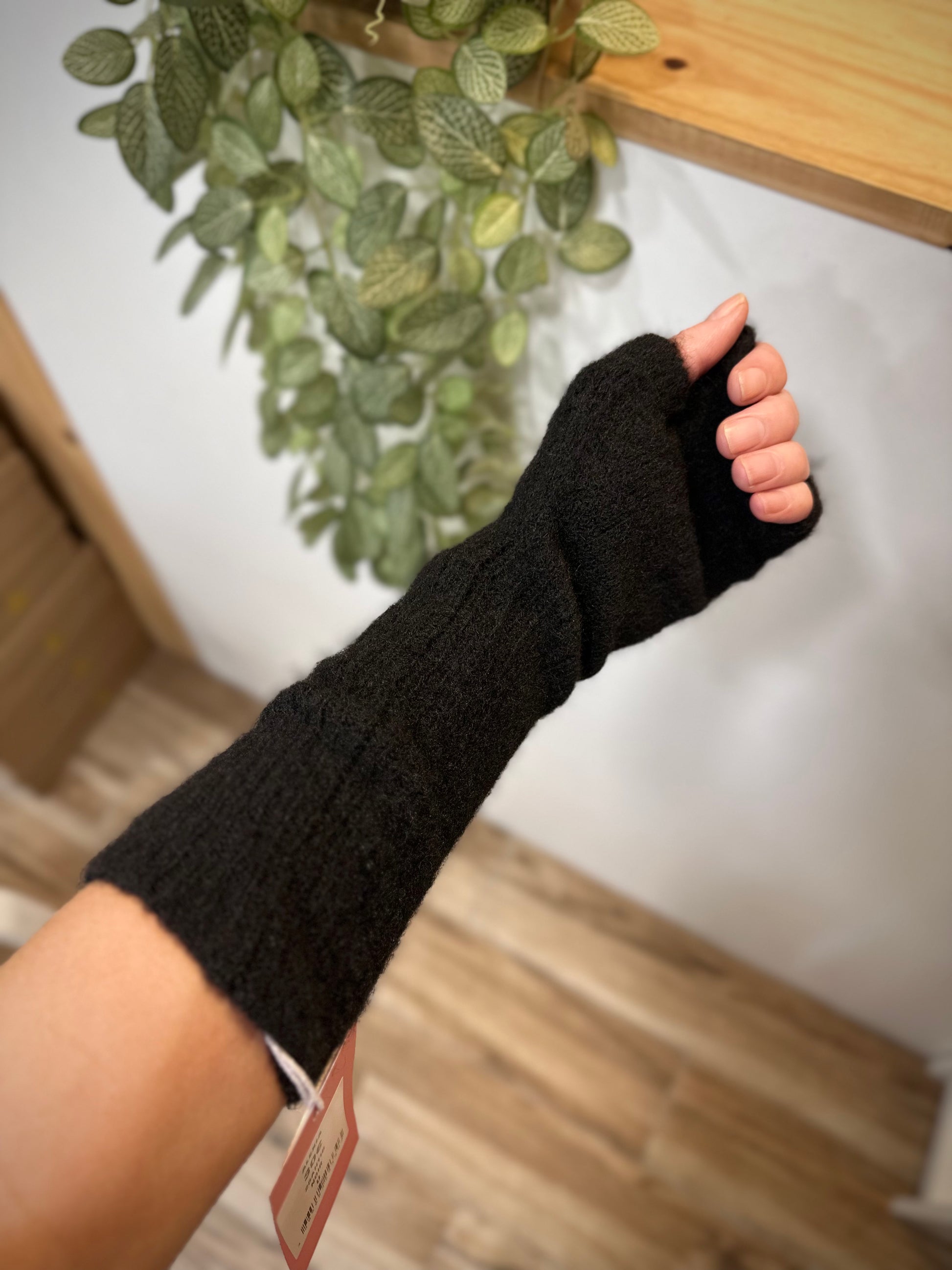 Détail ouverture pouce mitaines Alexia noires