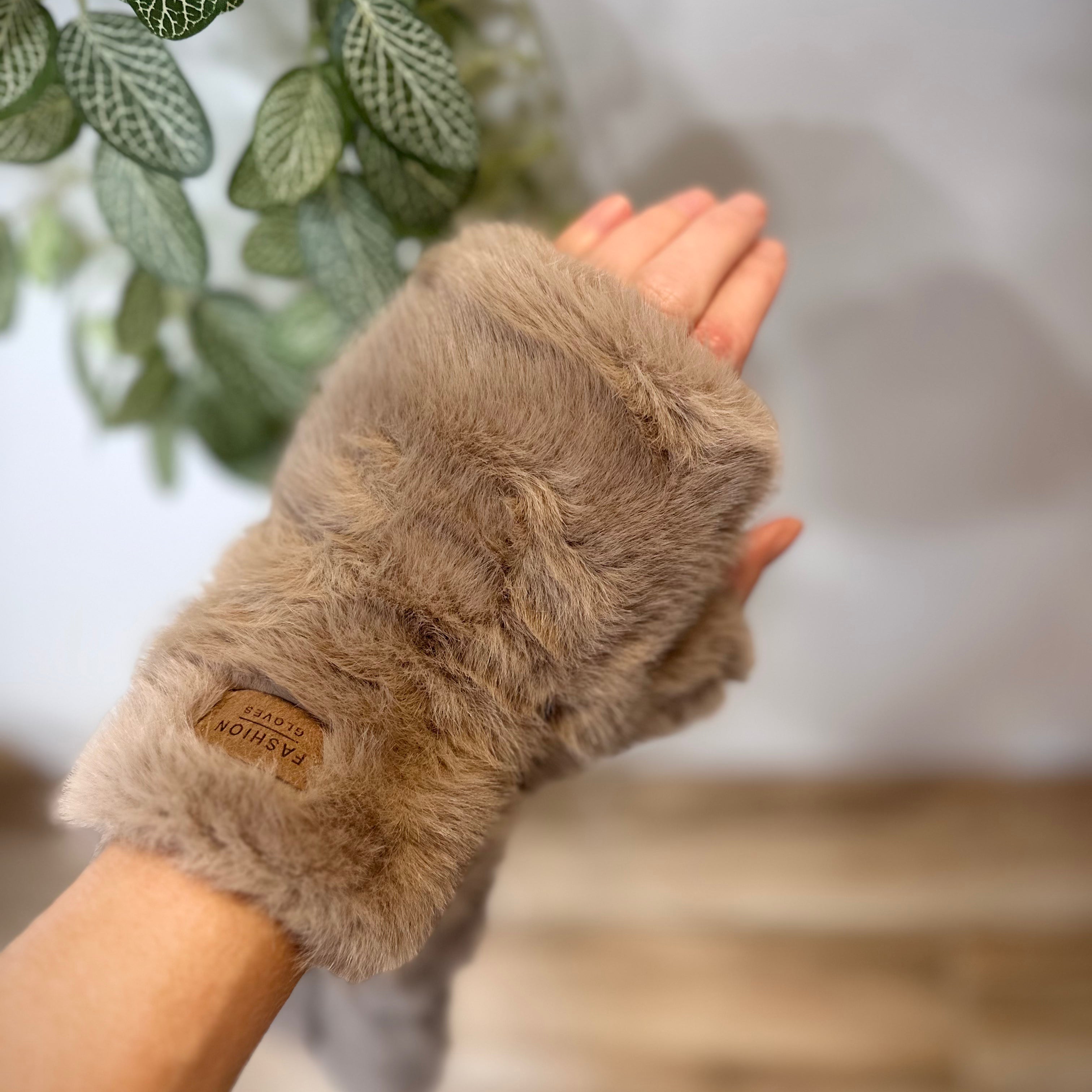 Gros plan mitaines taupe texture douce