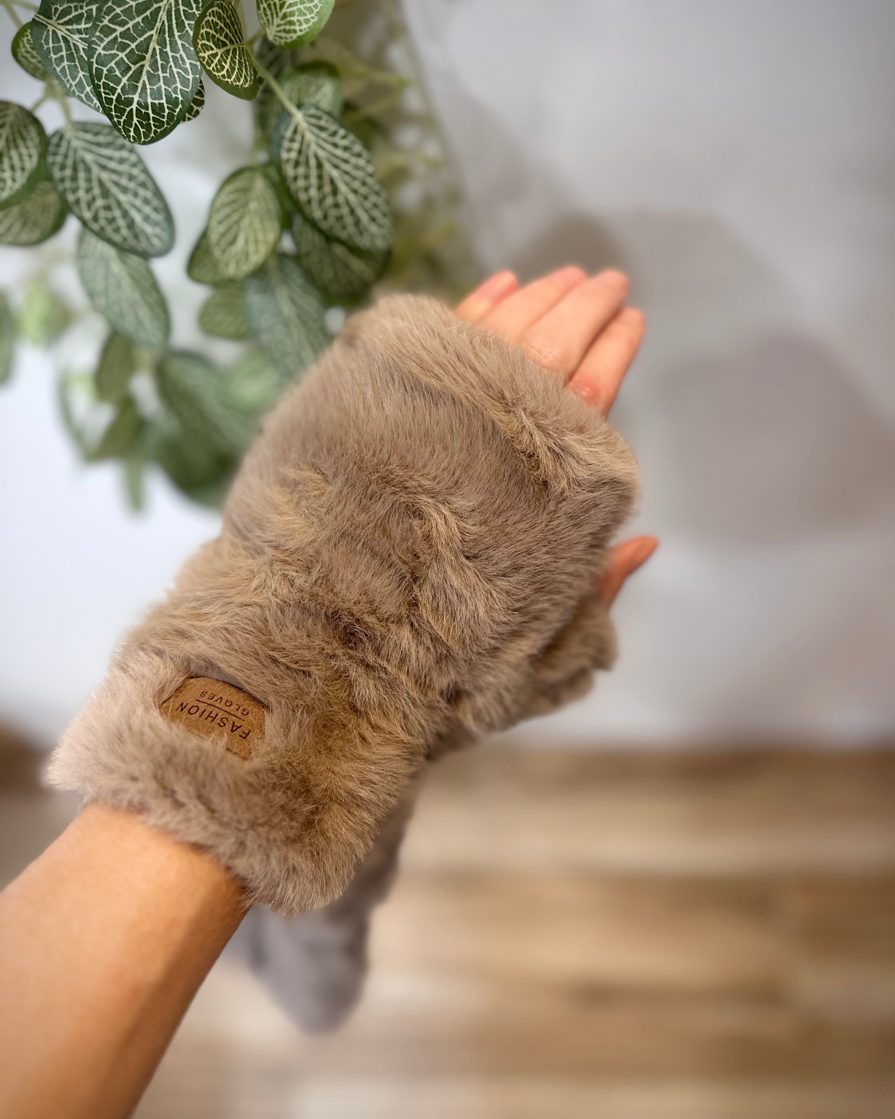 Gros plan mitaines taupe texture douce