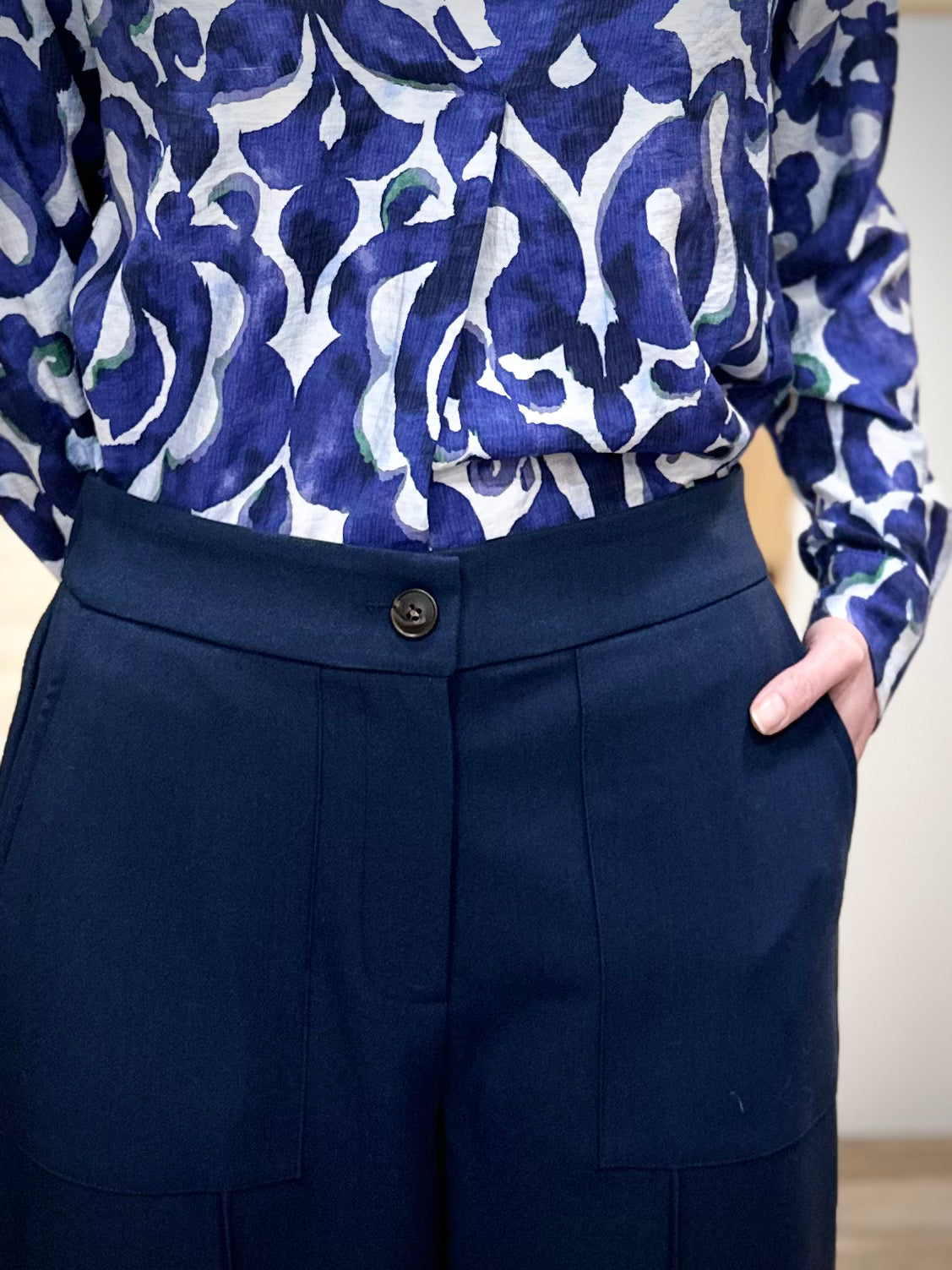 Détail taille mi-haute pantalon femme