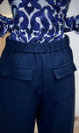 Détail poches arrières pantalon barrel marine